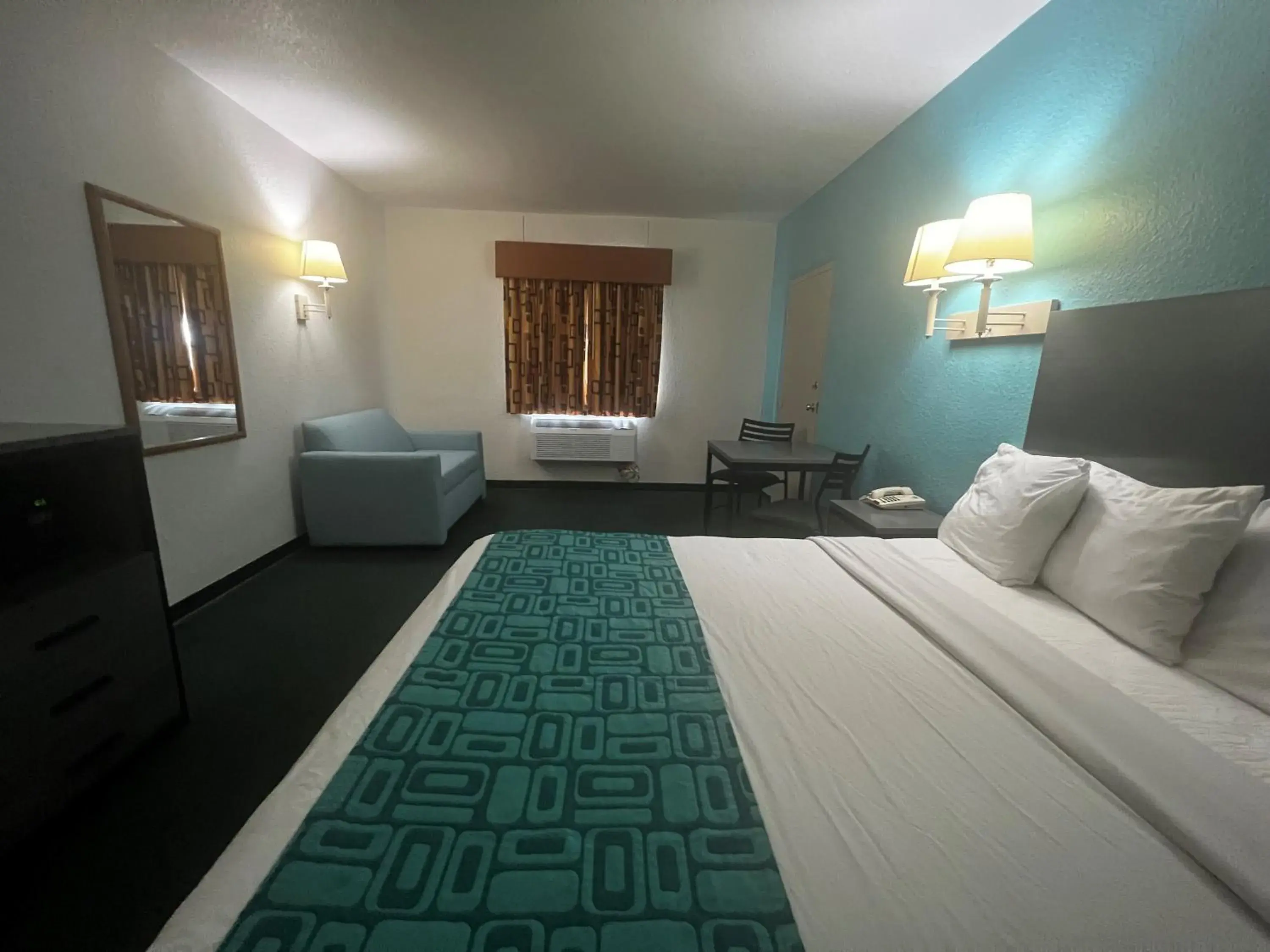 Photo of the whole room in Howard Johnson by Wyndham Galveston
