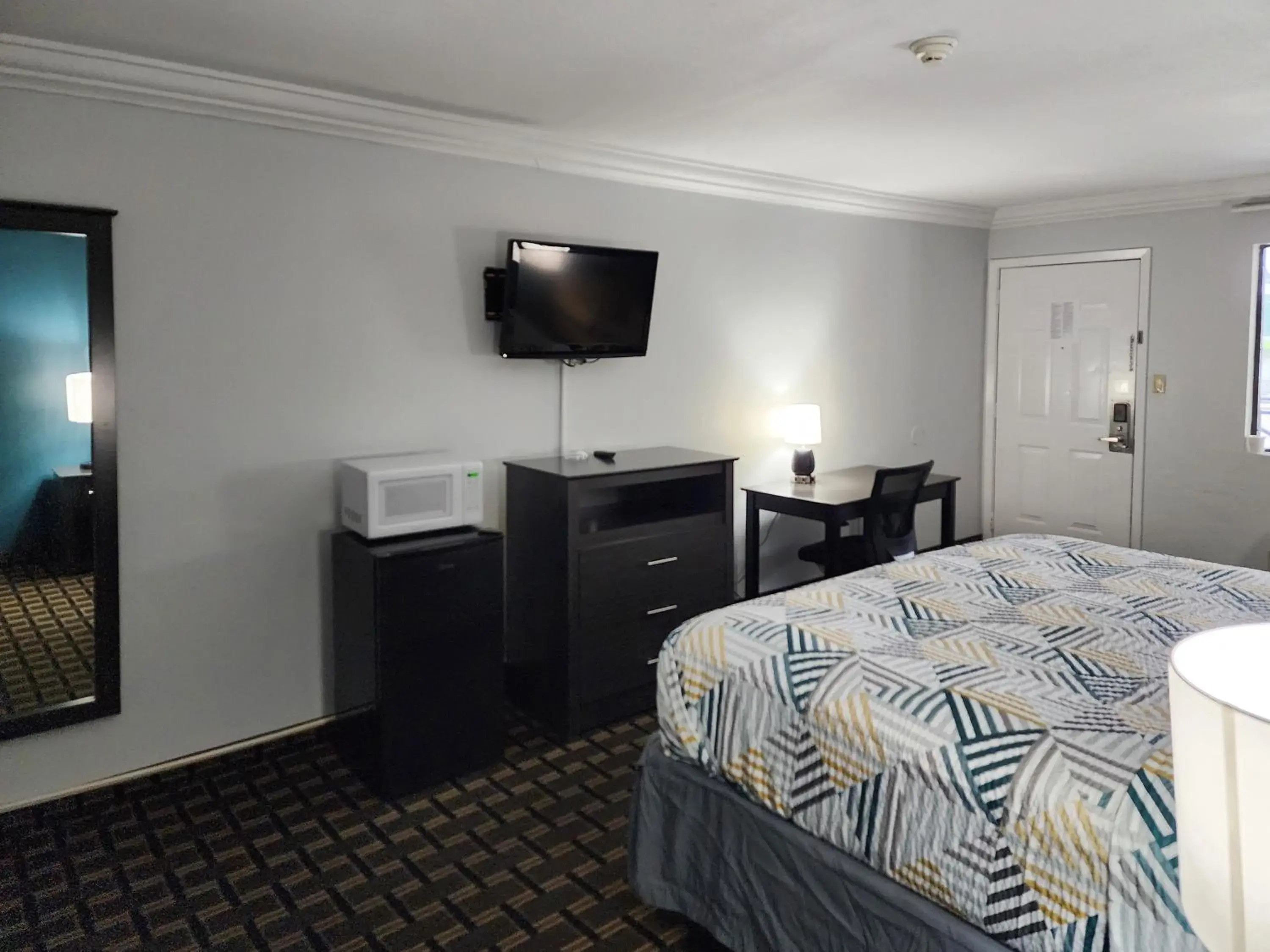 1 King Bed | Smoking, Micfridge in Motel 6 Crowley, LA 1 King Bed | Smoking, Micfridge in Motel 6 Crowley, LA