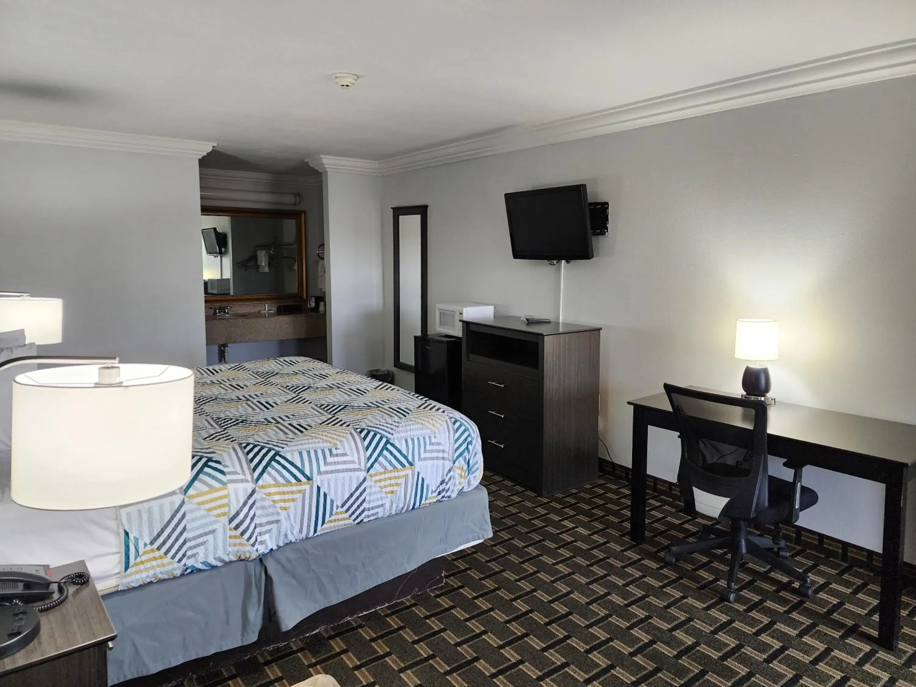 1 KING BED | MOBIL ACCESS TUB NSMK MICFRIDGE in Motel 6 Crowley, LA 1 KING BED | MOBIL ACCESS TUB NSMK MICFRIDGE in Motel 6 Crowley, LA