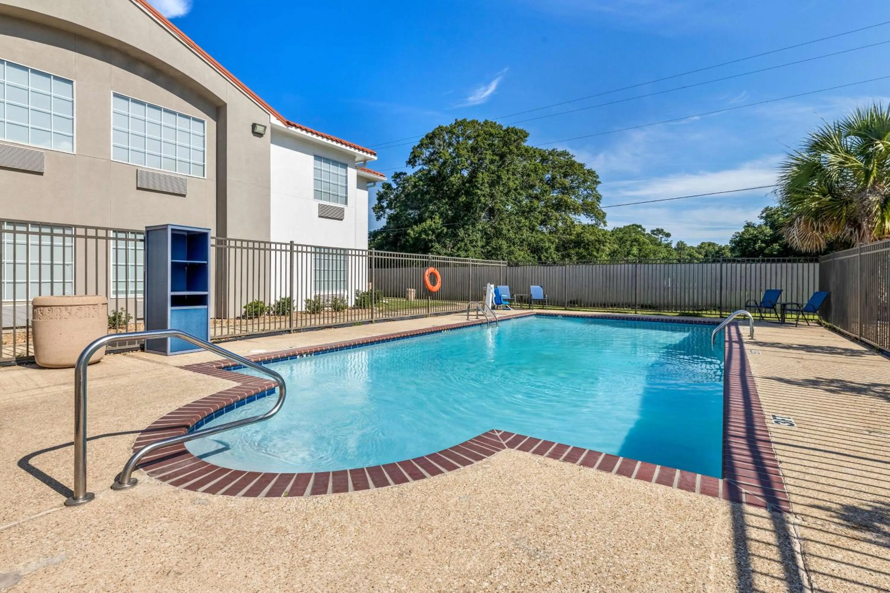 Swimming pool in Motel 6 Crowley, LA