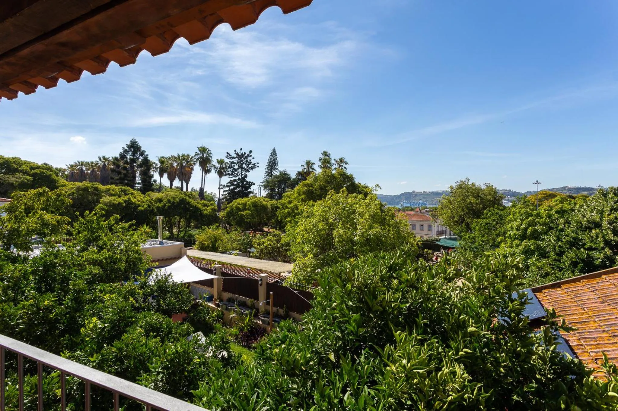 Garden view in Geronimo Guest House Belém