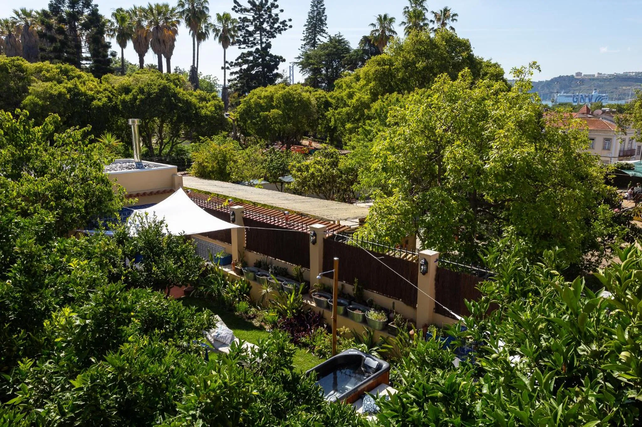 Garden view in Geronimo Guest House Belém