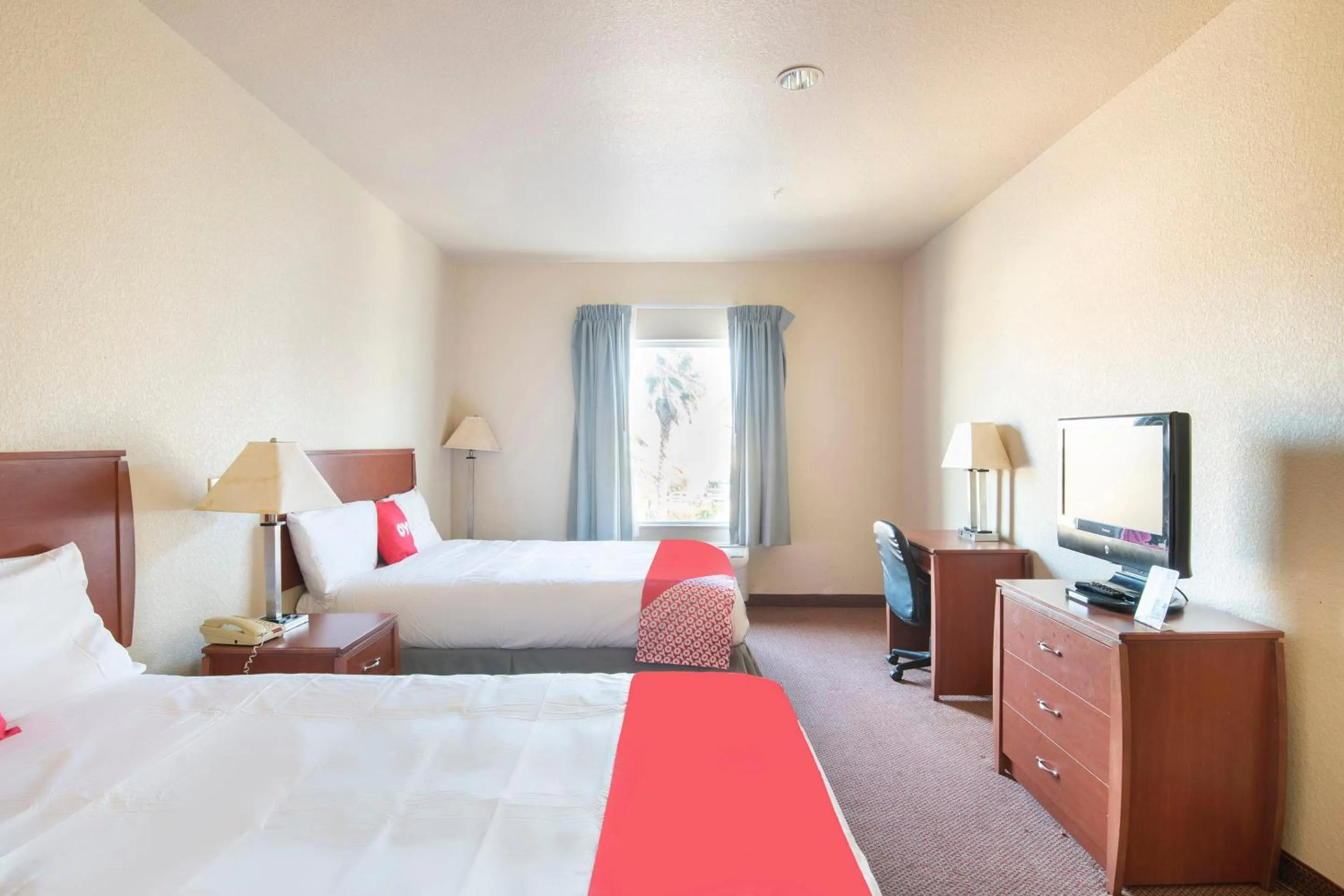 Bedroom, Bed in OYO Townhouse Clute Lake Jackson