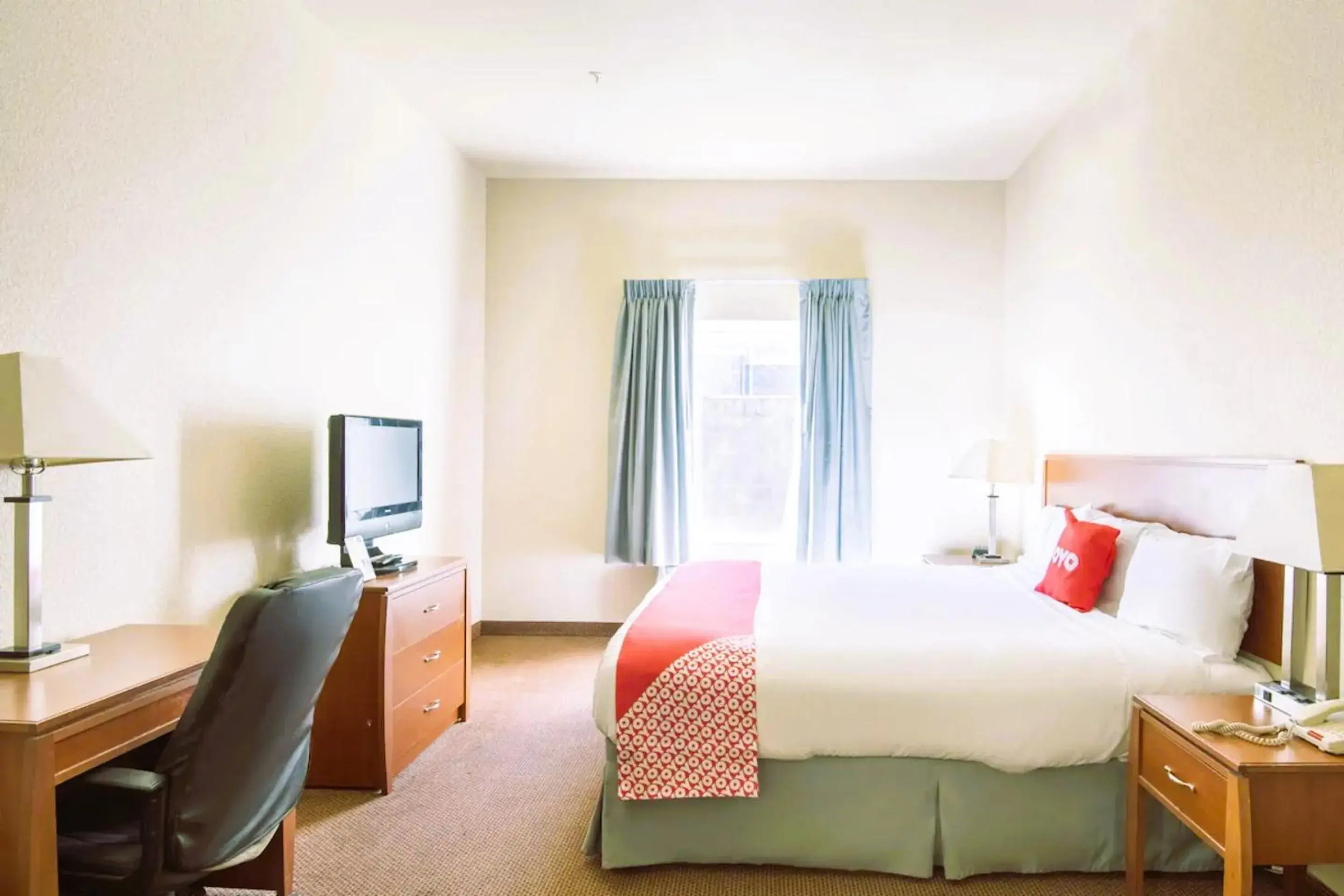 Queen Room - Disability Access in OYO Townhouse Clute Lake Jackson Queen Room - Disability Access in OYO Townhouse Clute Lake Jackson