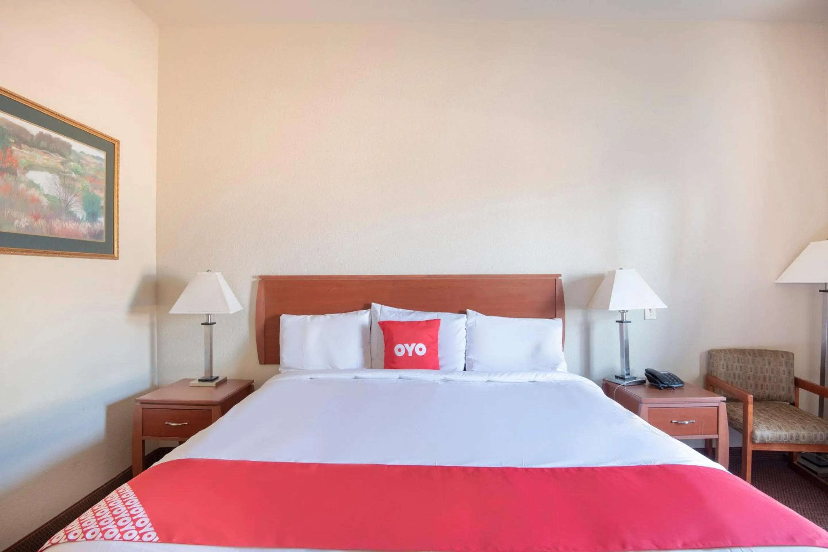 Bedroom, Bed in OYO Townhouse Clute Lake Jackson