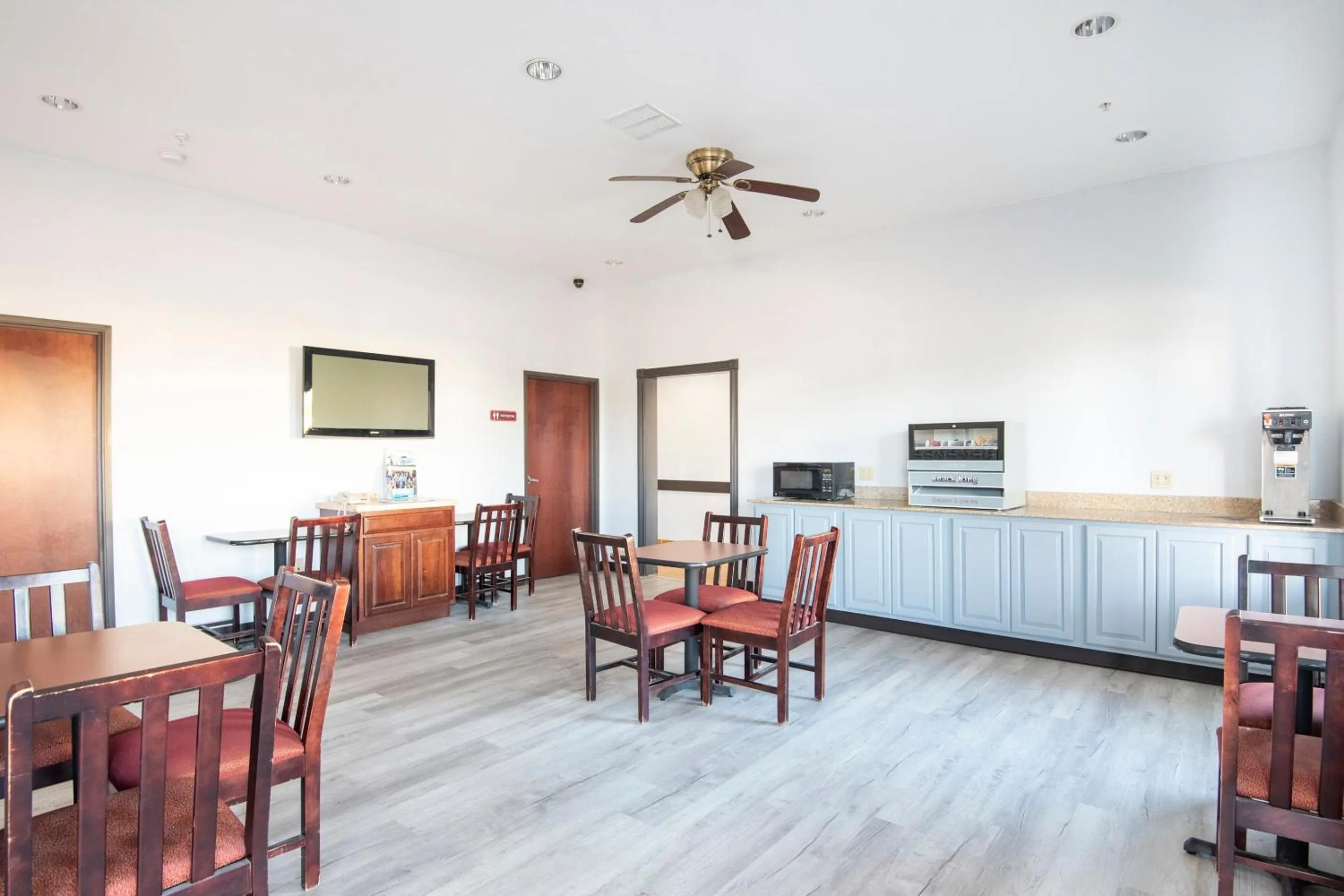 Restaurant/places to eat in OYO Townhouse Clute Lake Jackson