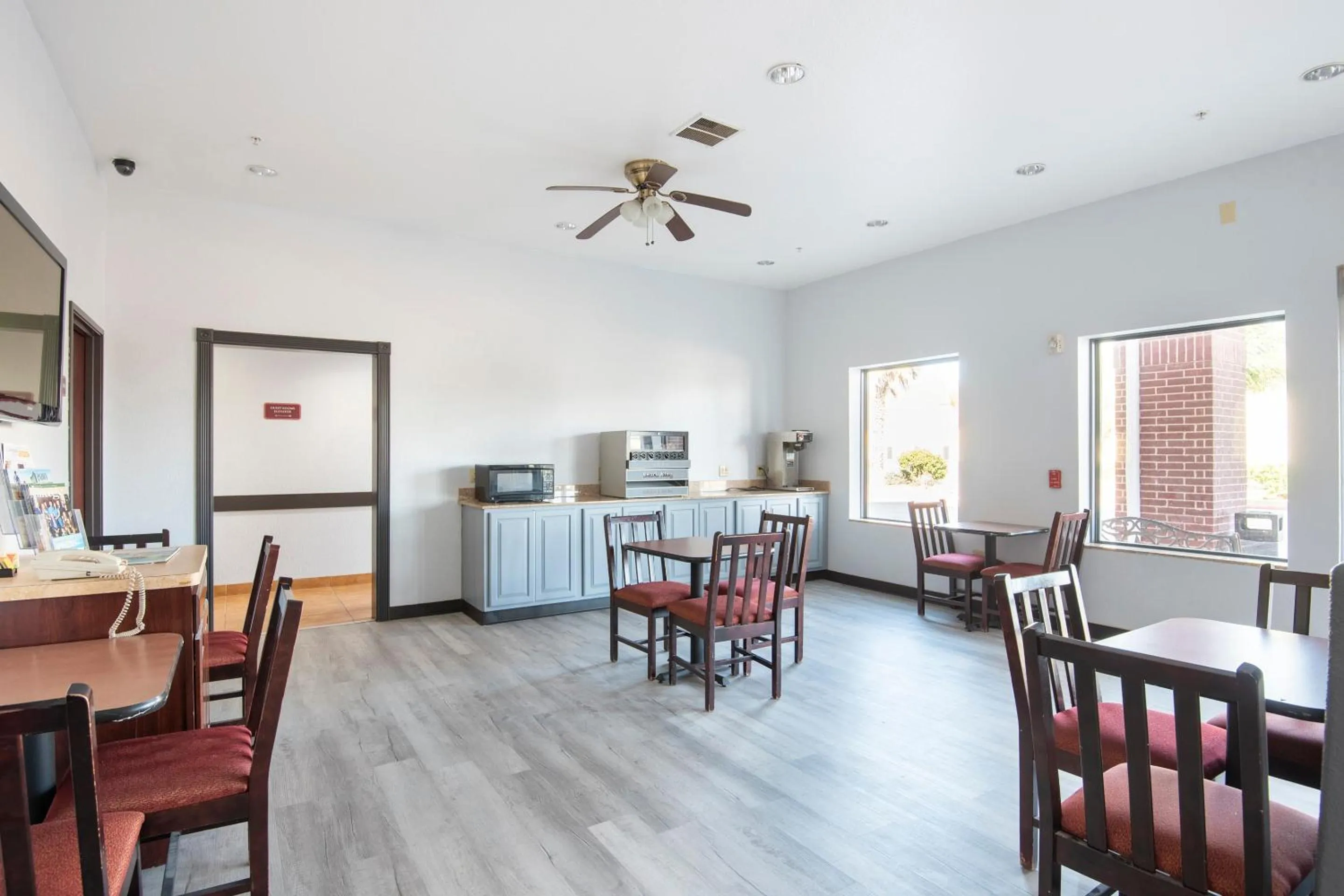 Restaurant/places to eat in OYO Townhouse Clute Lake Jackson