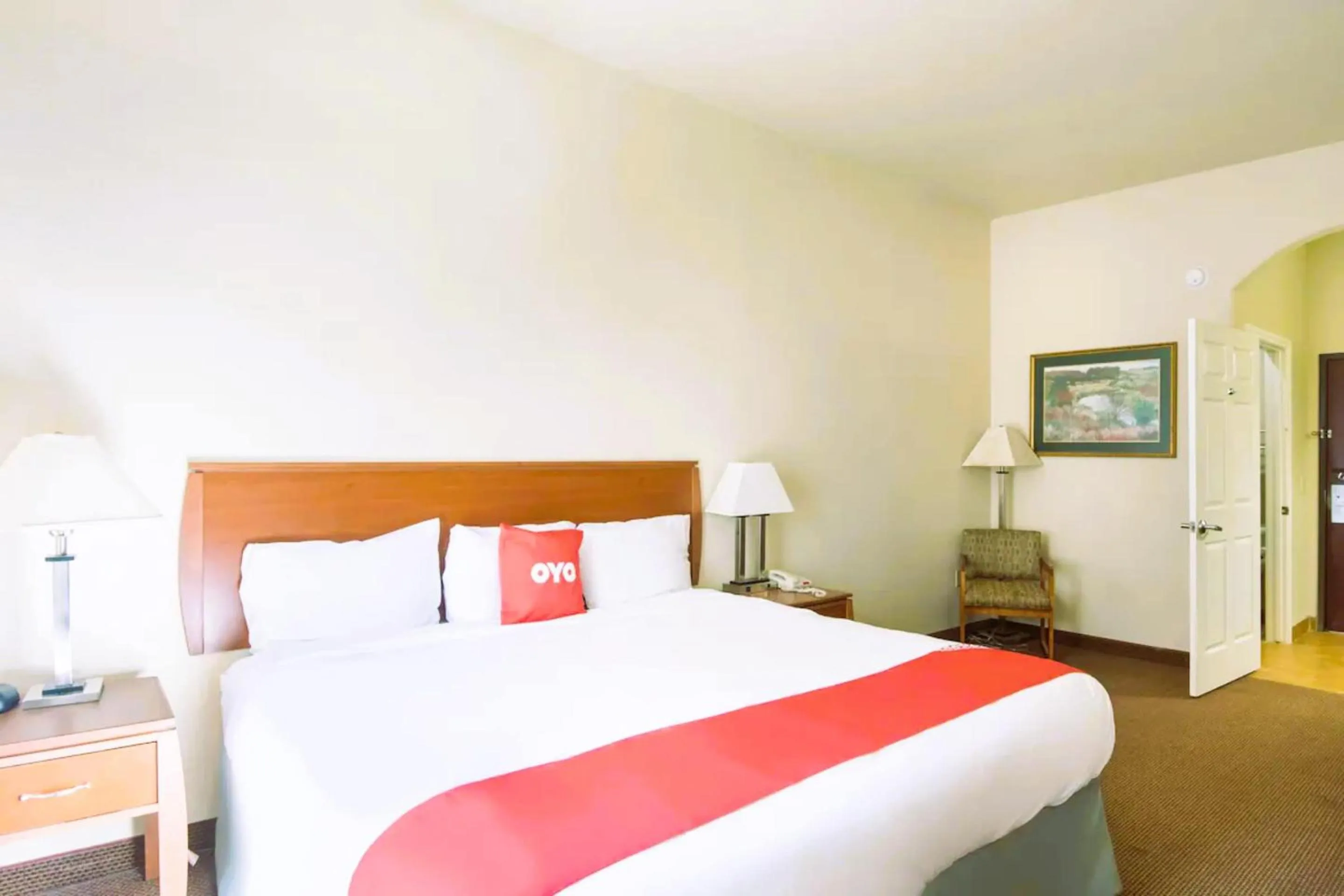 Bedroom, Bed in OYO Townhouse Clute Lake Jackson