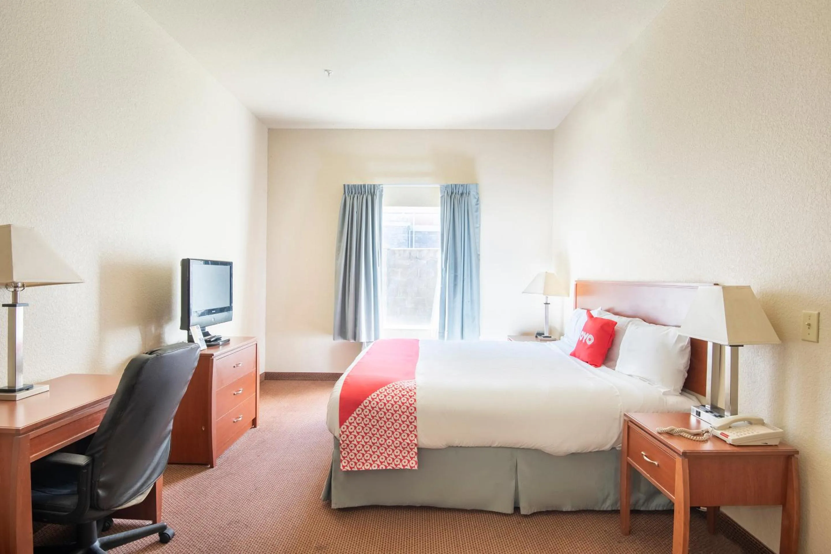 Bed in OYO Townhouse Clute Lake Jackson