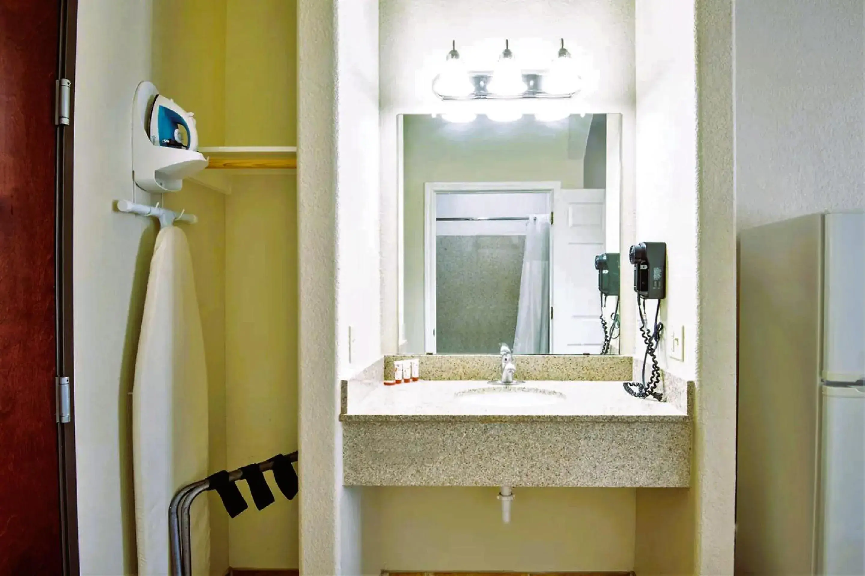 King Room in OYO Townhouse Clute Lake Jackson King Room in OYO Townhouse Clute Lake Jackson