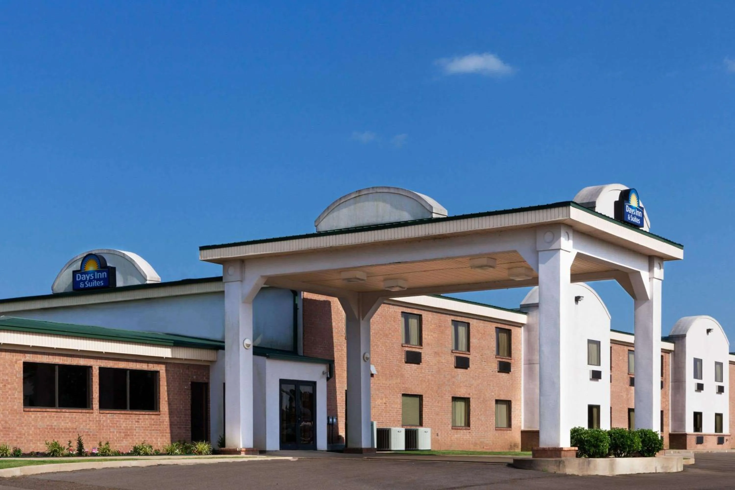 Property building in Days Inn & Suites by Wyndham Wynne