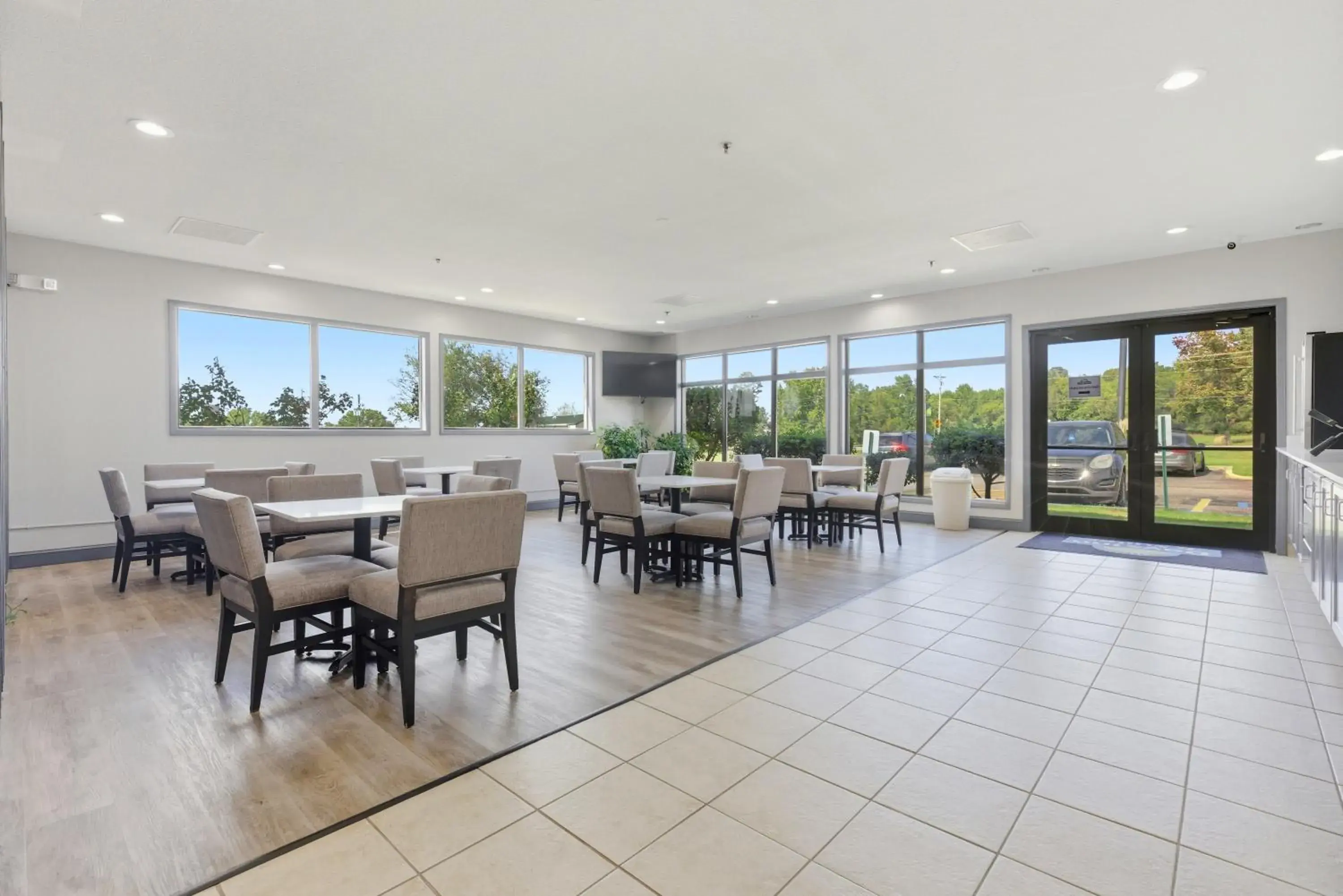 Breakfast in Days Inn & Suites by Wyndham Wynne Breakfast in Days Inn & Suites by Wyndham Wynne