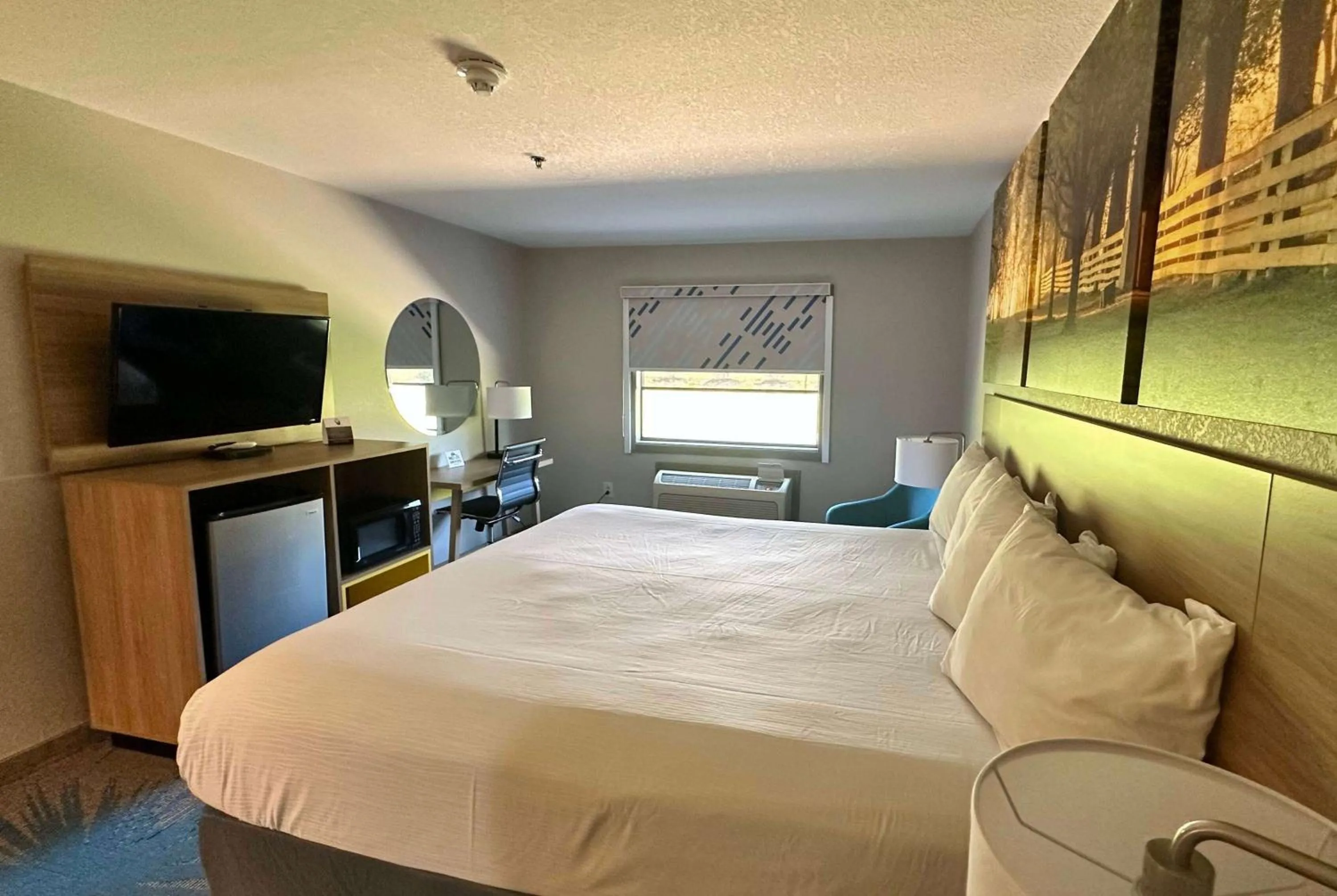 Photo of the whole room, Bed in Days Inn & Suites by Wyndham Wynne