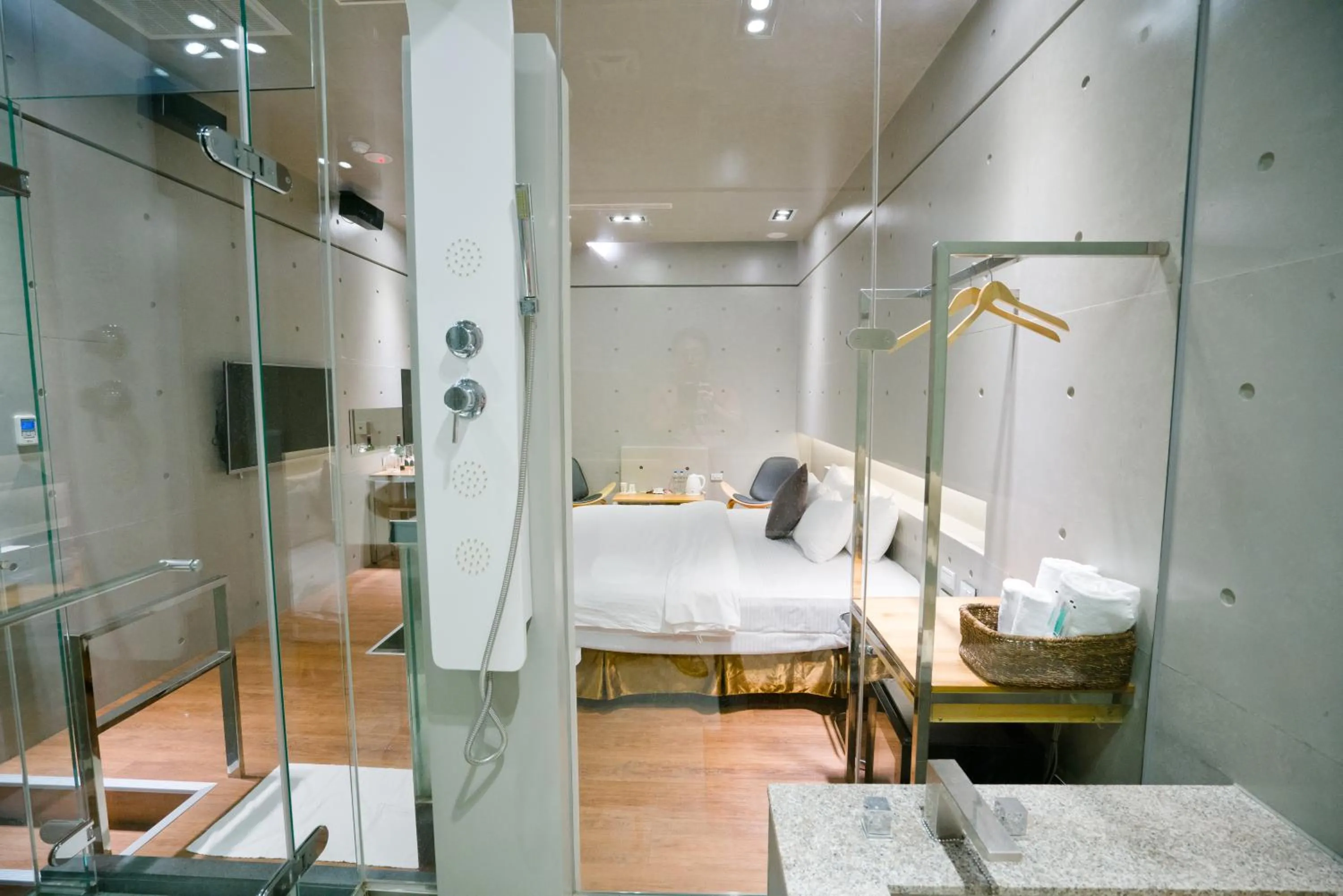 Shower, Bed in Hotel Shumei Chiayi
