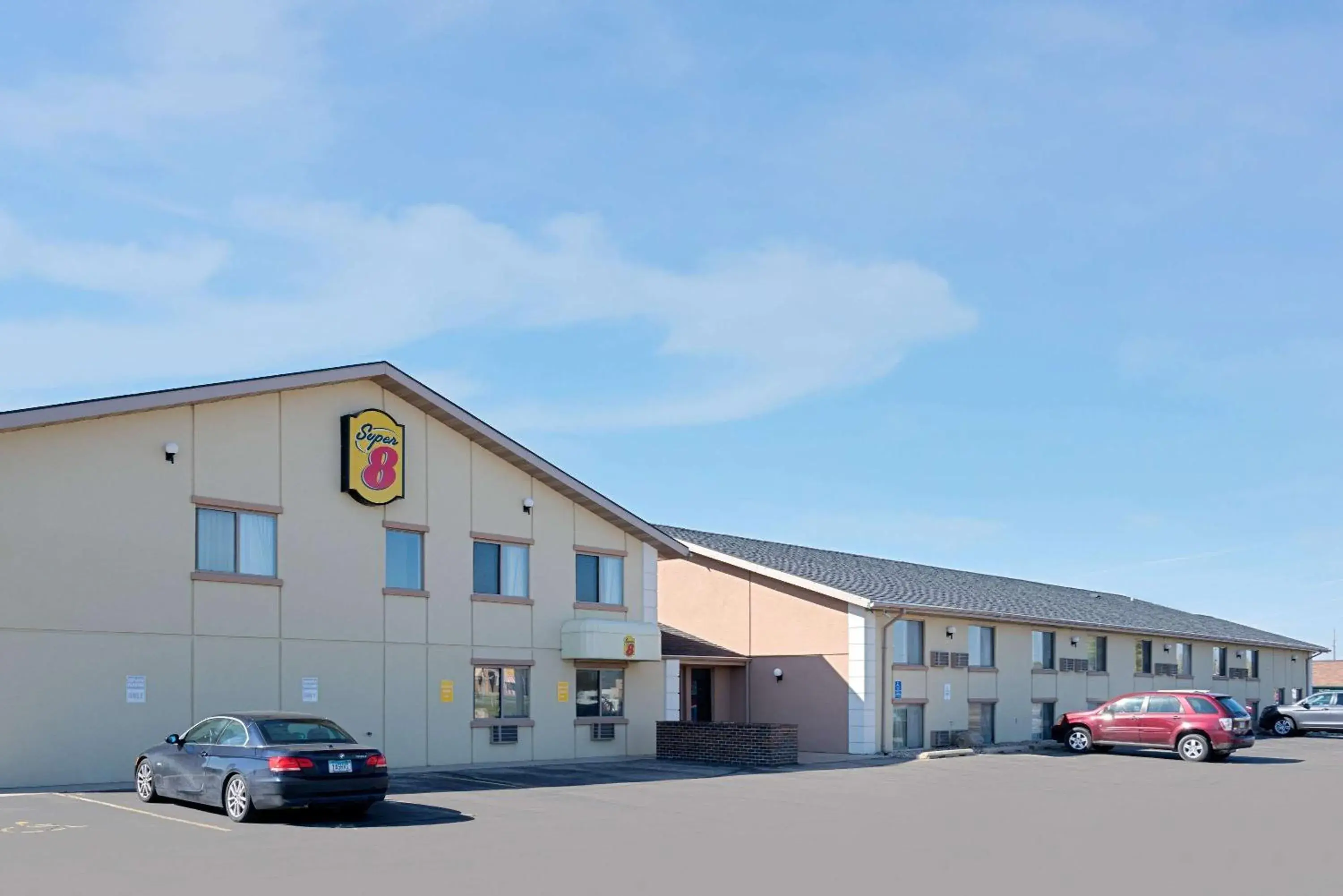 Property building in Super 8 by Wyndham Marshall MN Property building in Super 8 by Wyndham Marshall MN