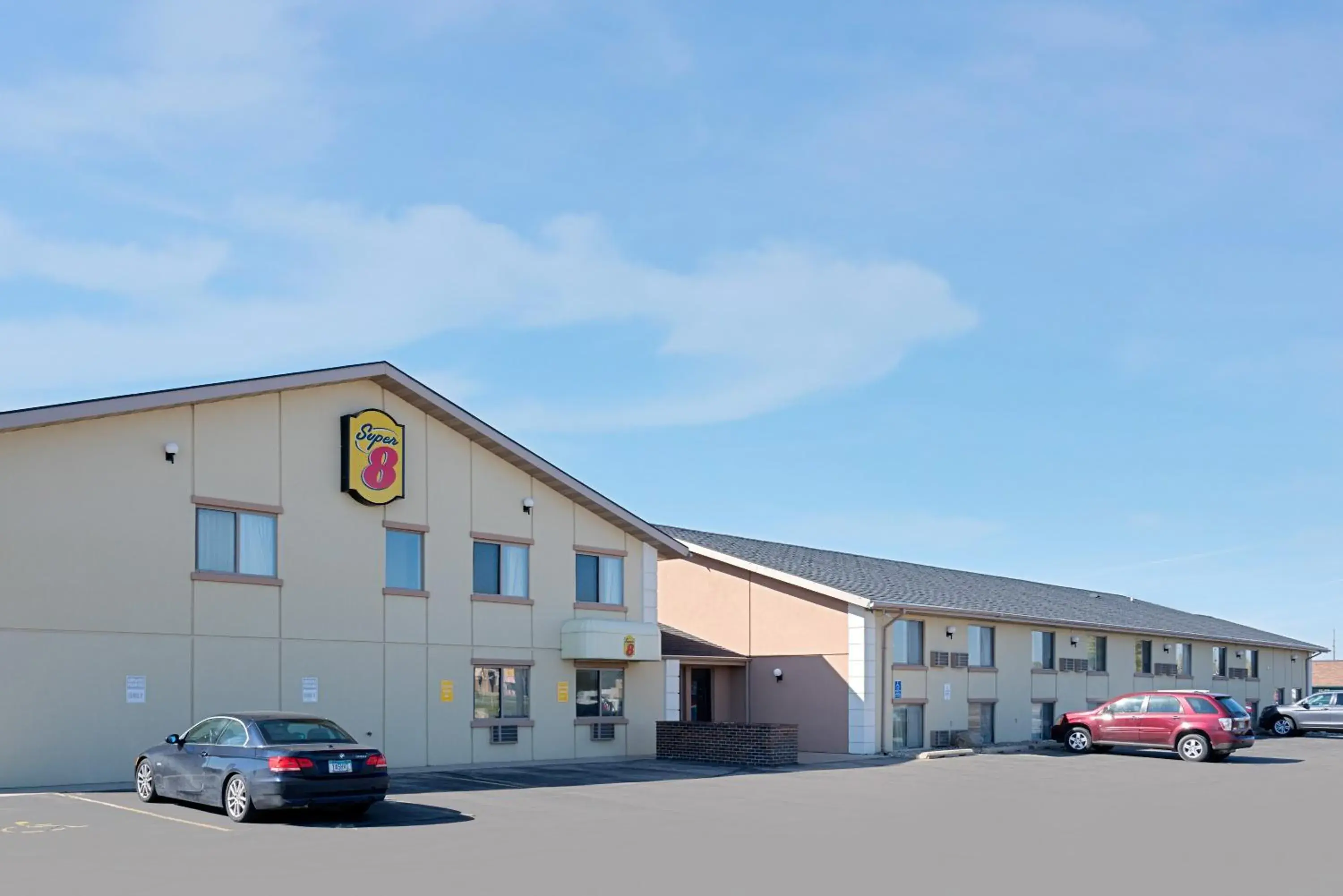 Property building in Super 8 by Wyndham Marshall MN Property building in Super 8 by Wyndham Marshall MN