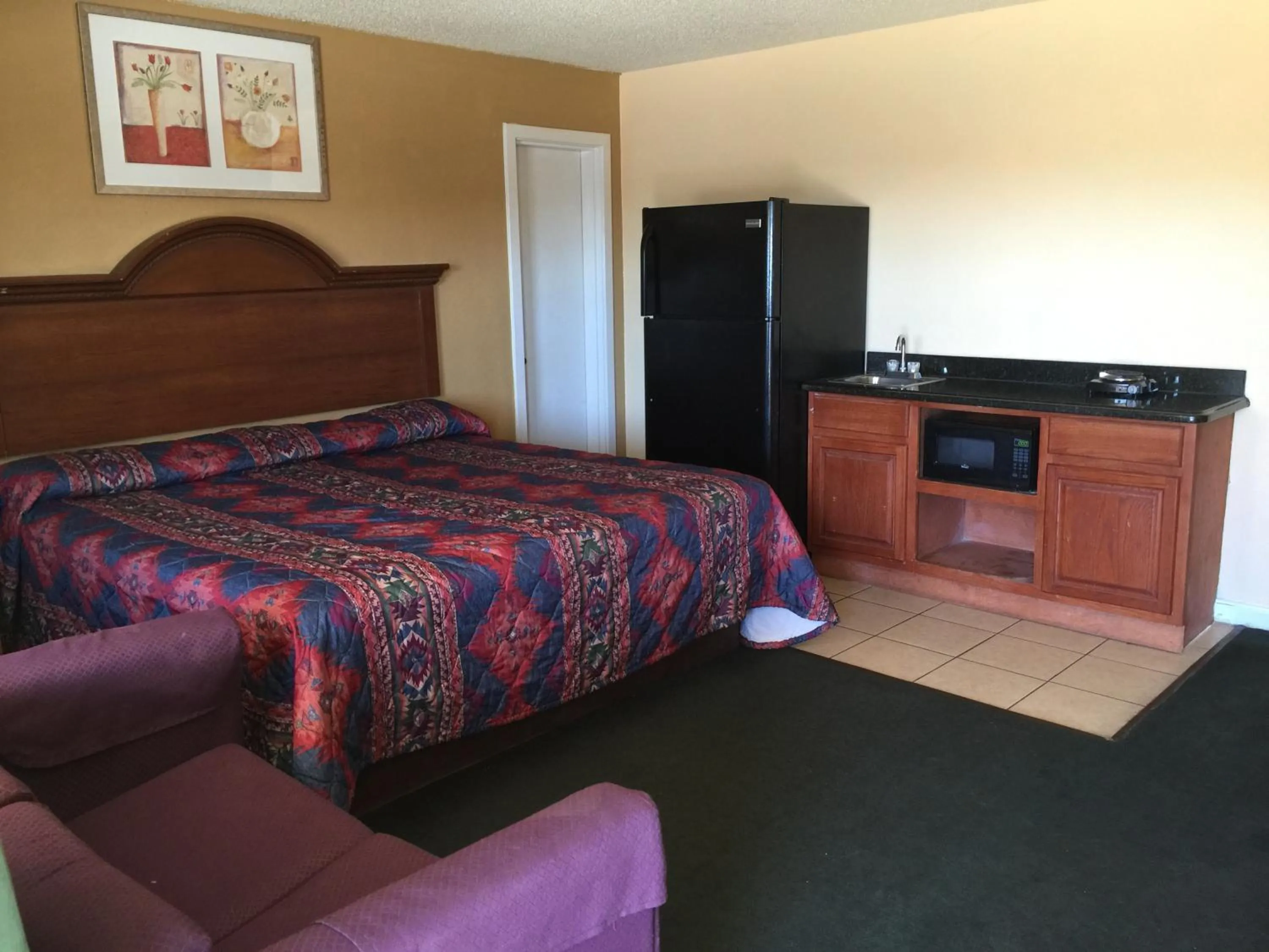 Kitchen or kitchenette, Bed in La Vista Inn