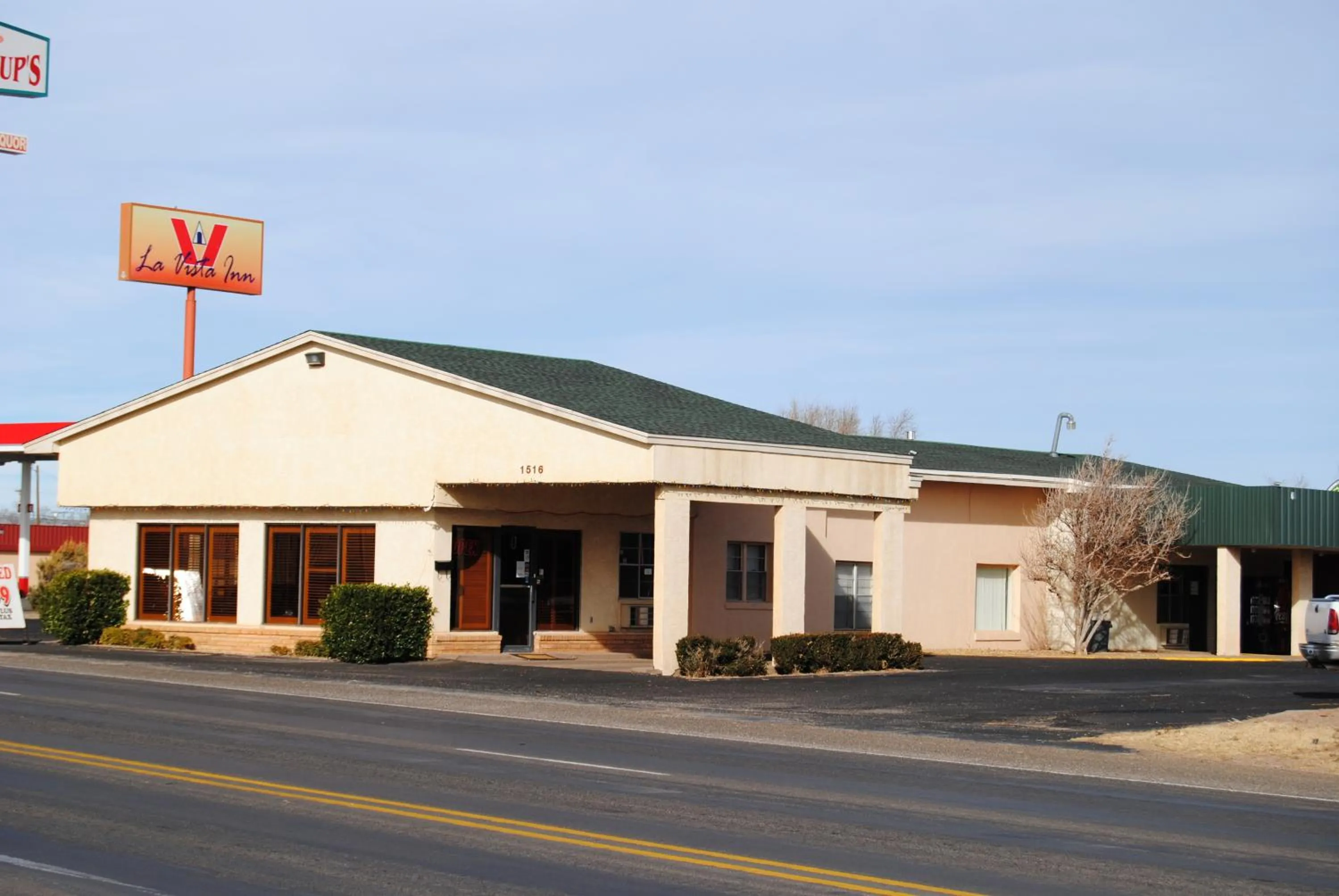 Facade/entrance in La Vista Inn