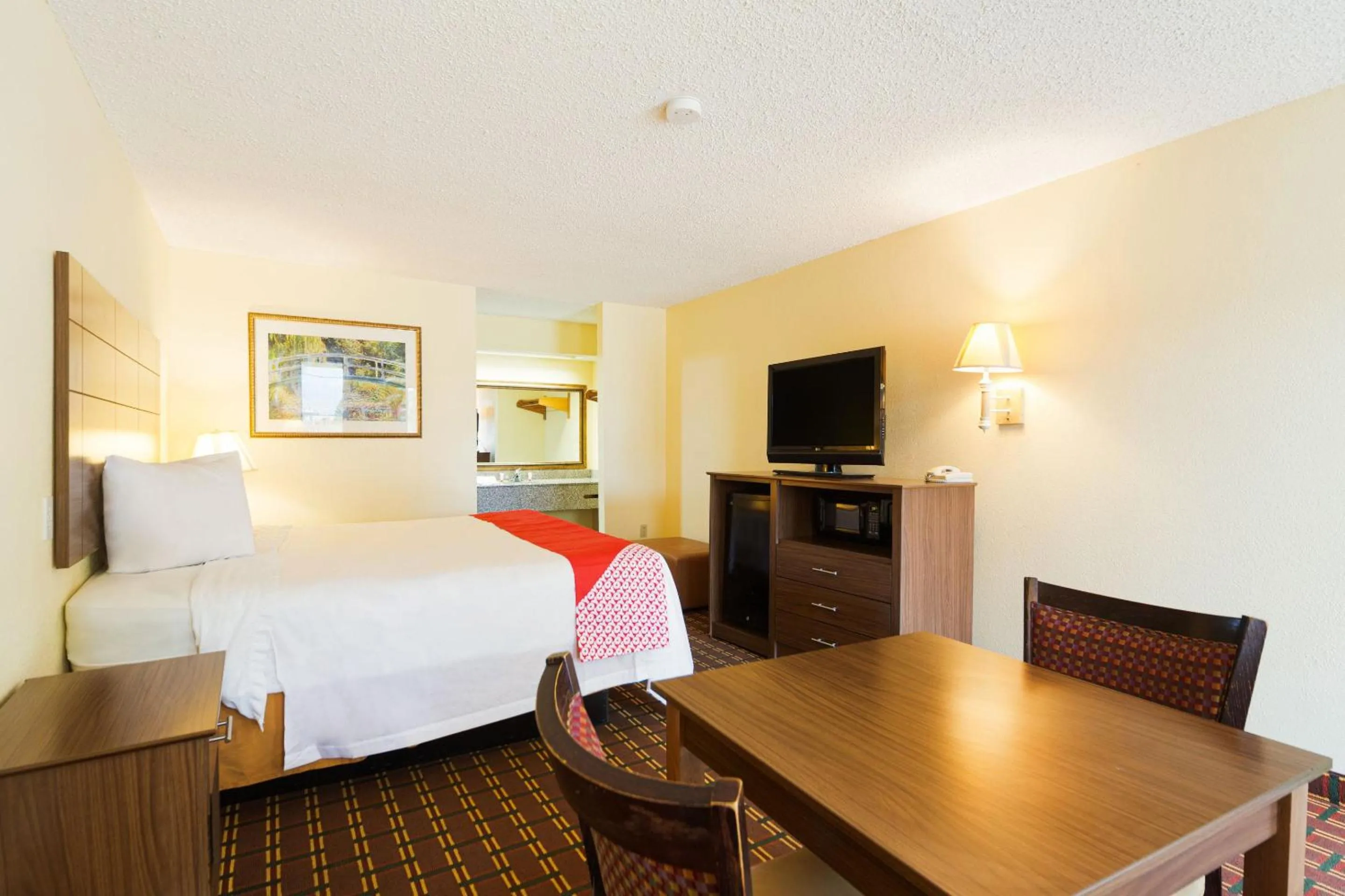 Bedroom in Days Inn by Wyndham Atmore