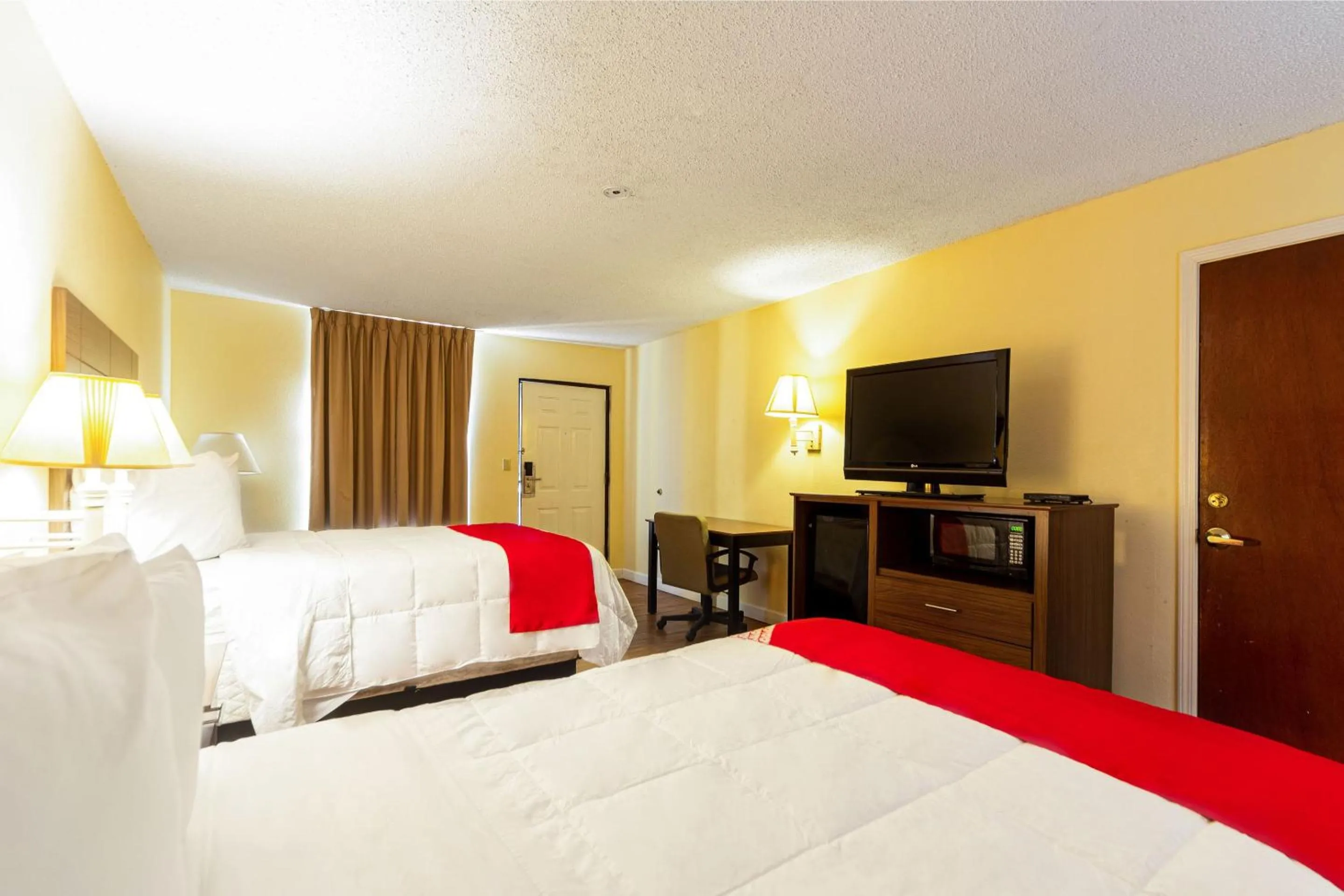 Bedroom, TV/Entertainment Center in Days Inn by Wyndham Atmore