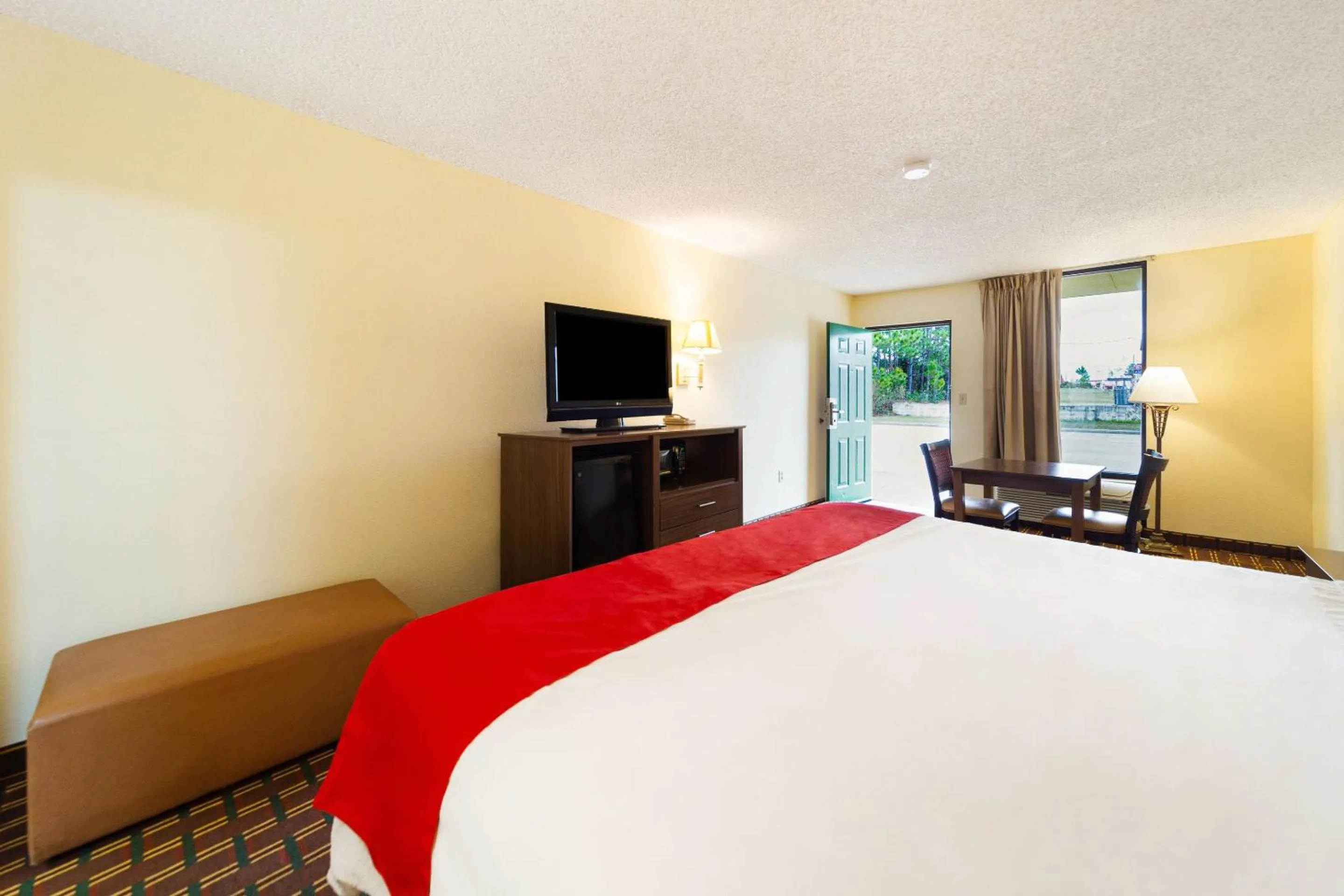 Bedroom, TV/Entertainment Center in Days Inn by Wyndham Atmore