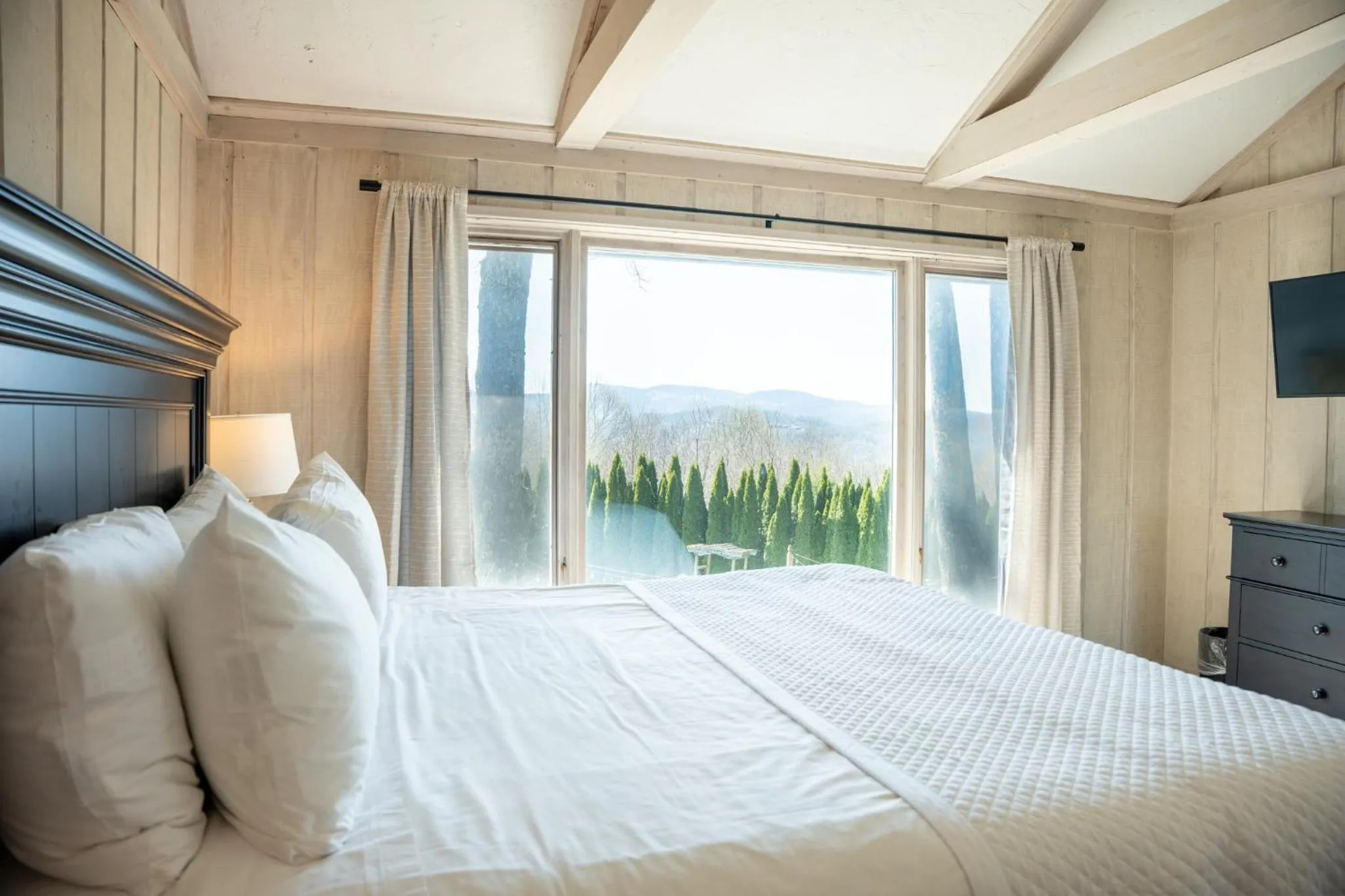 Bed in Inn at Crestwood