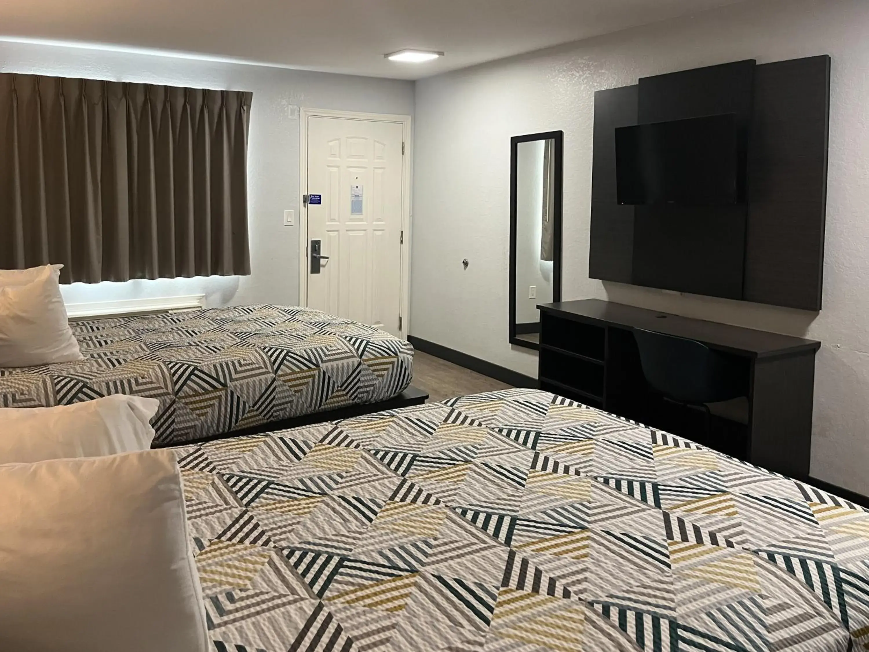 TV and multimedia, Bed in Motel 6 Seguin TX TV and multimedia, Bed in Motel 6 Seguin TX