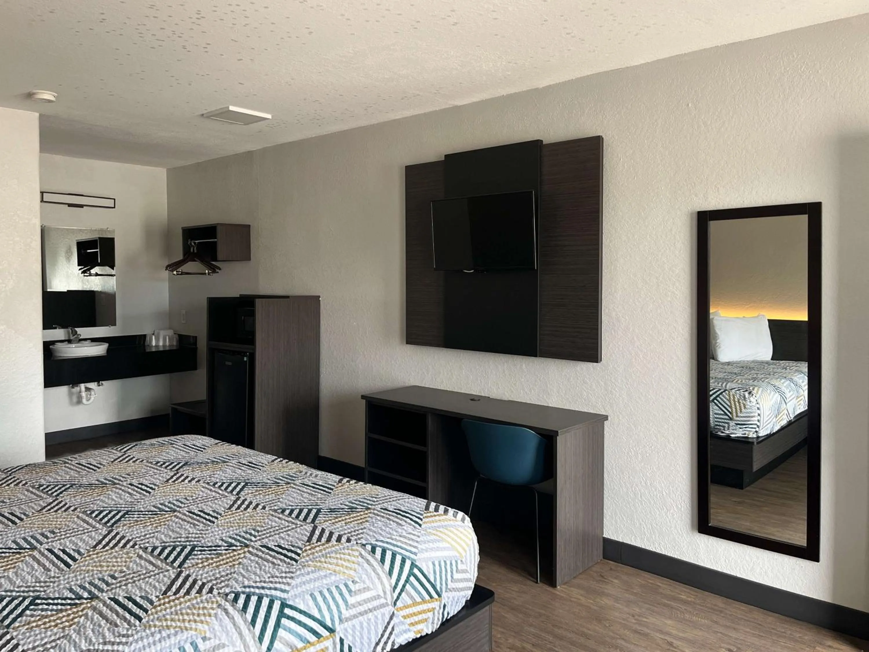 TV and multimedia, Bed in Motel 6 Seguin TX