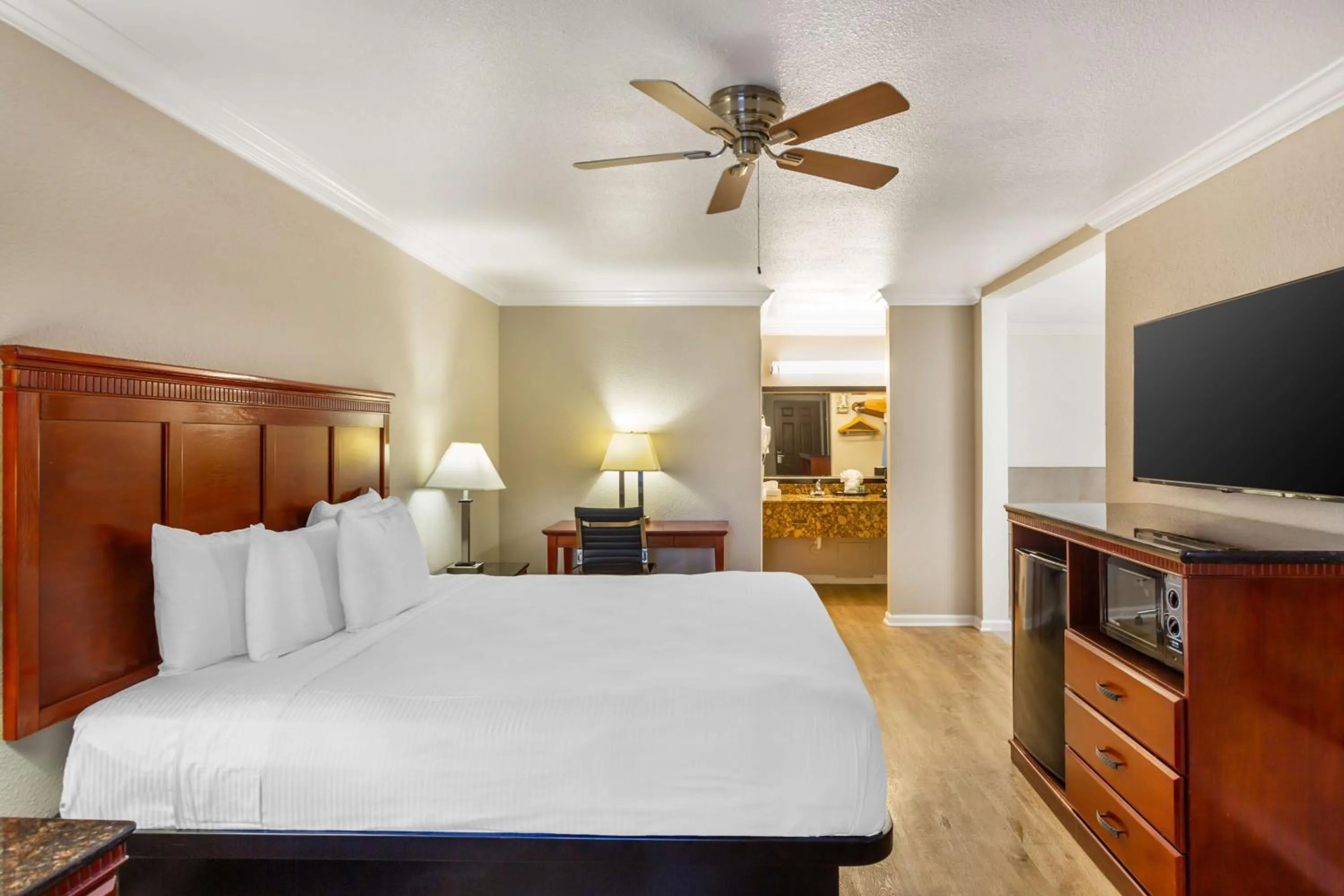 Bedroom, Bed in Best Western Heritage Inn