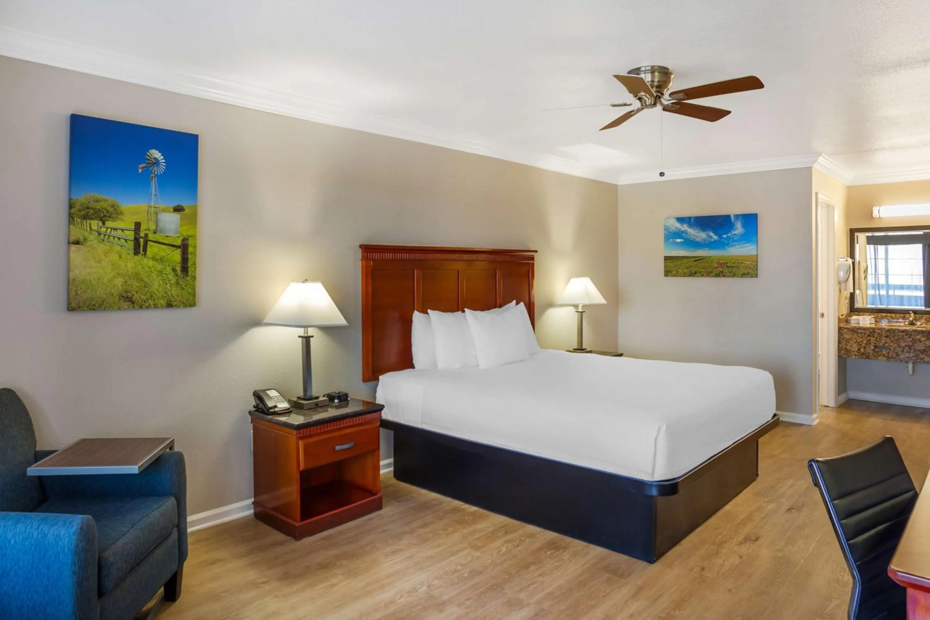 Bedroom, Bed in Best Western Heritage Inn