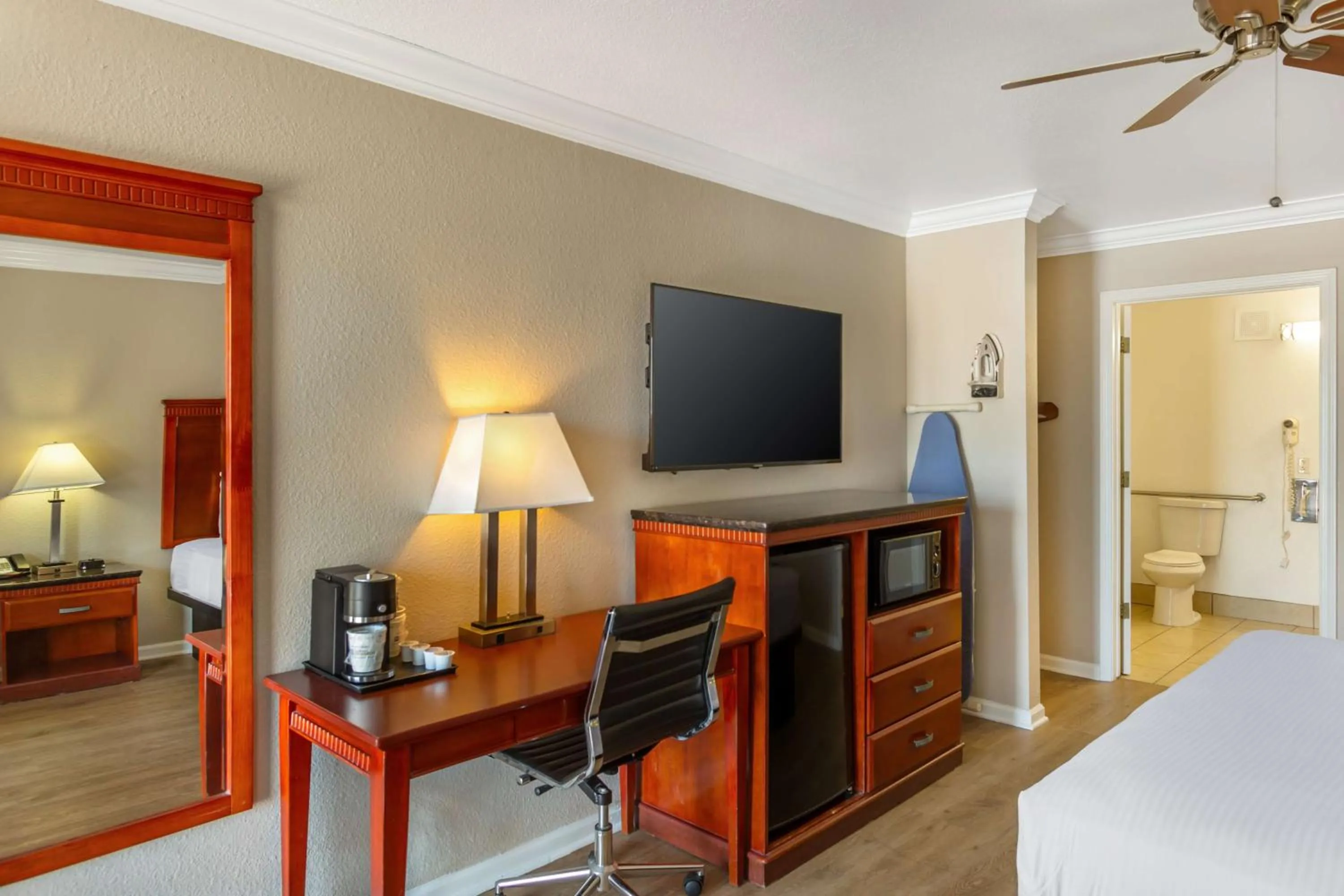 Bedroom, Bed in Best Western Heritage Inn