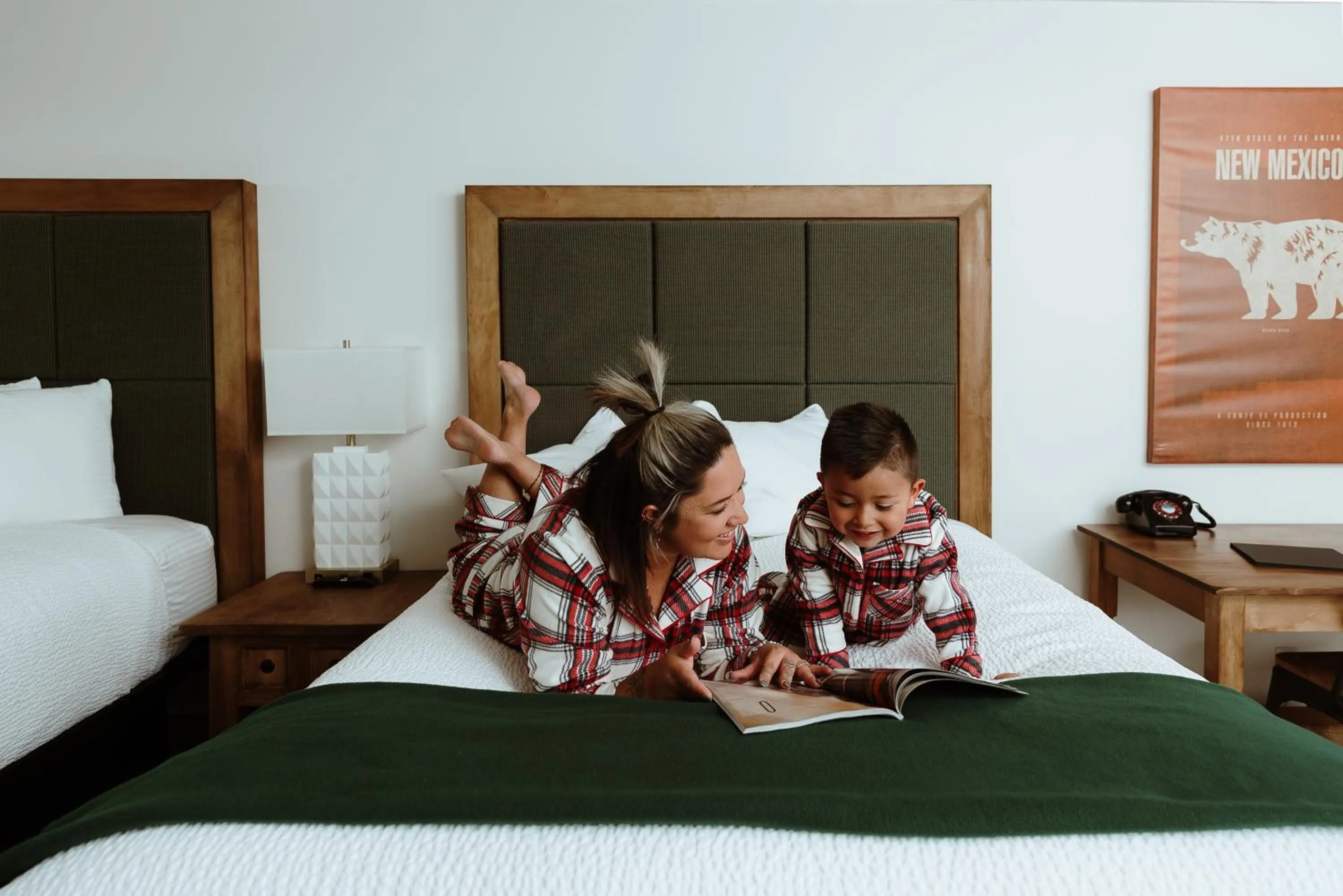 Bedroom, Bed in Taos Valley Lodge