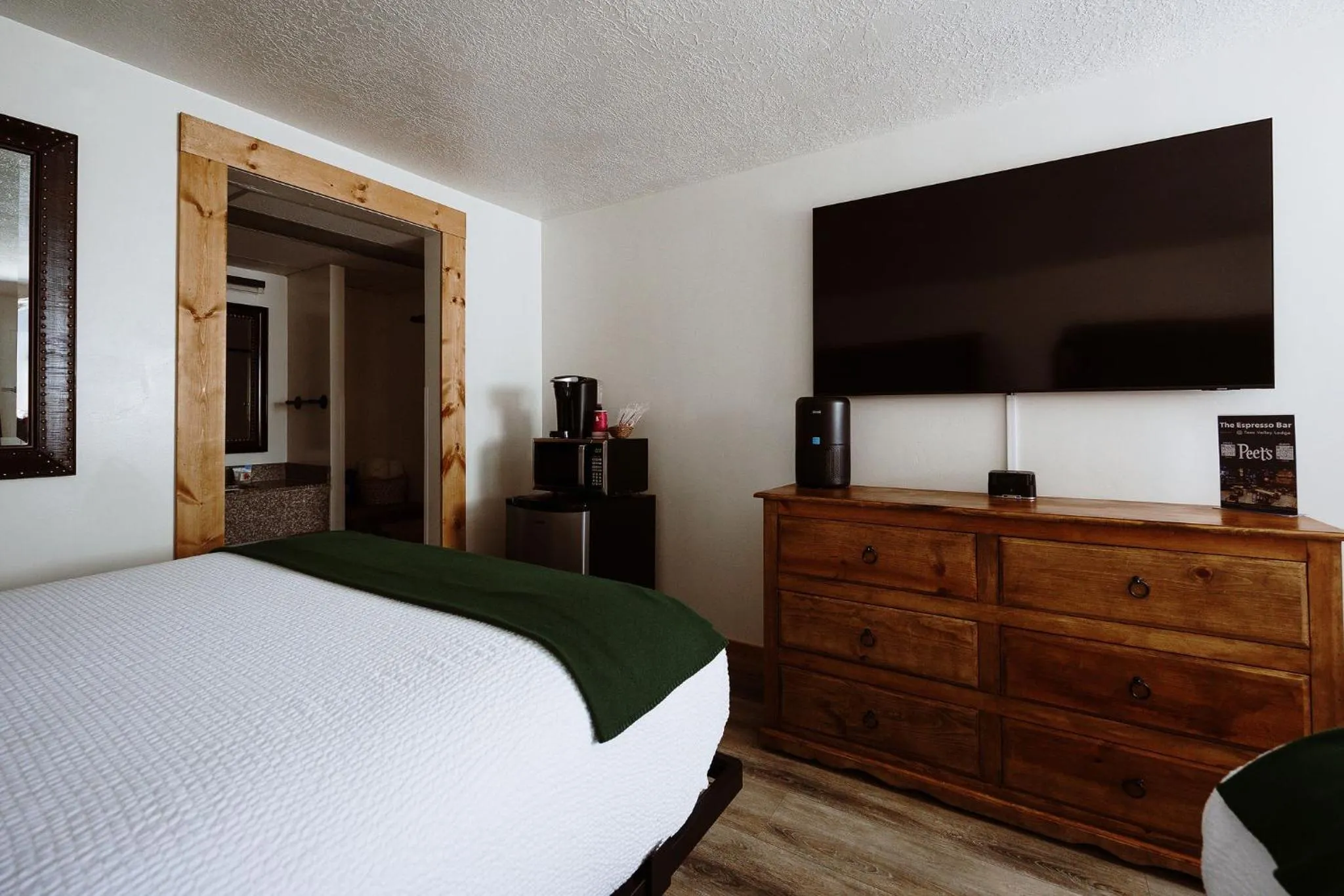 Bedroom, Bed in Taos Valley Lodge