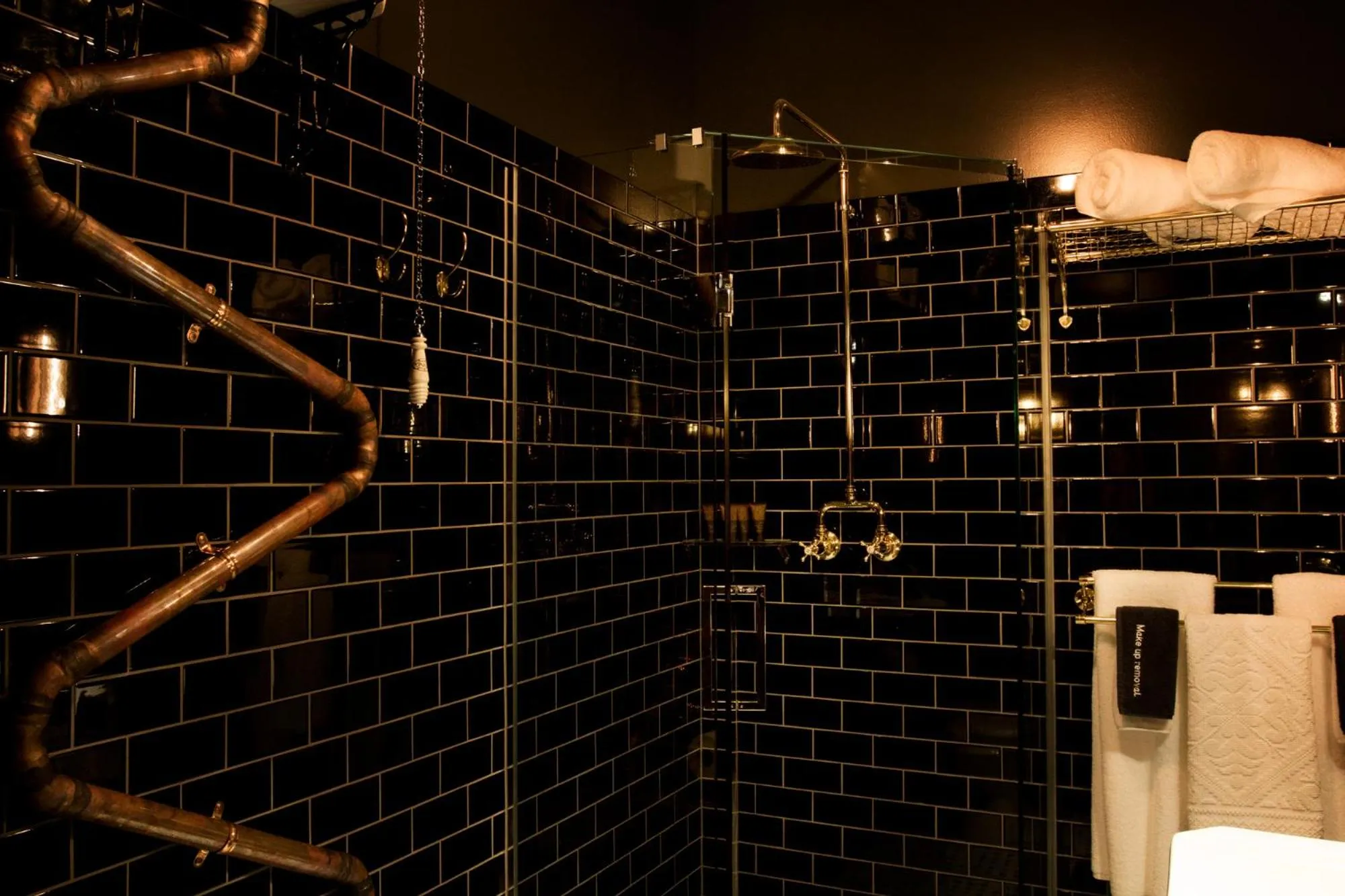 Shower in The Royal Hotel Featherston - Boutique Hotel