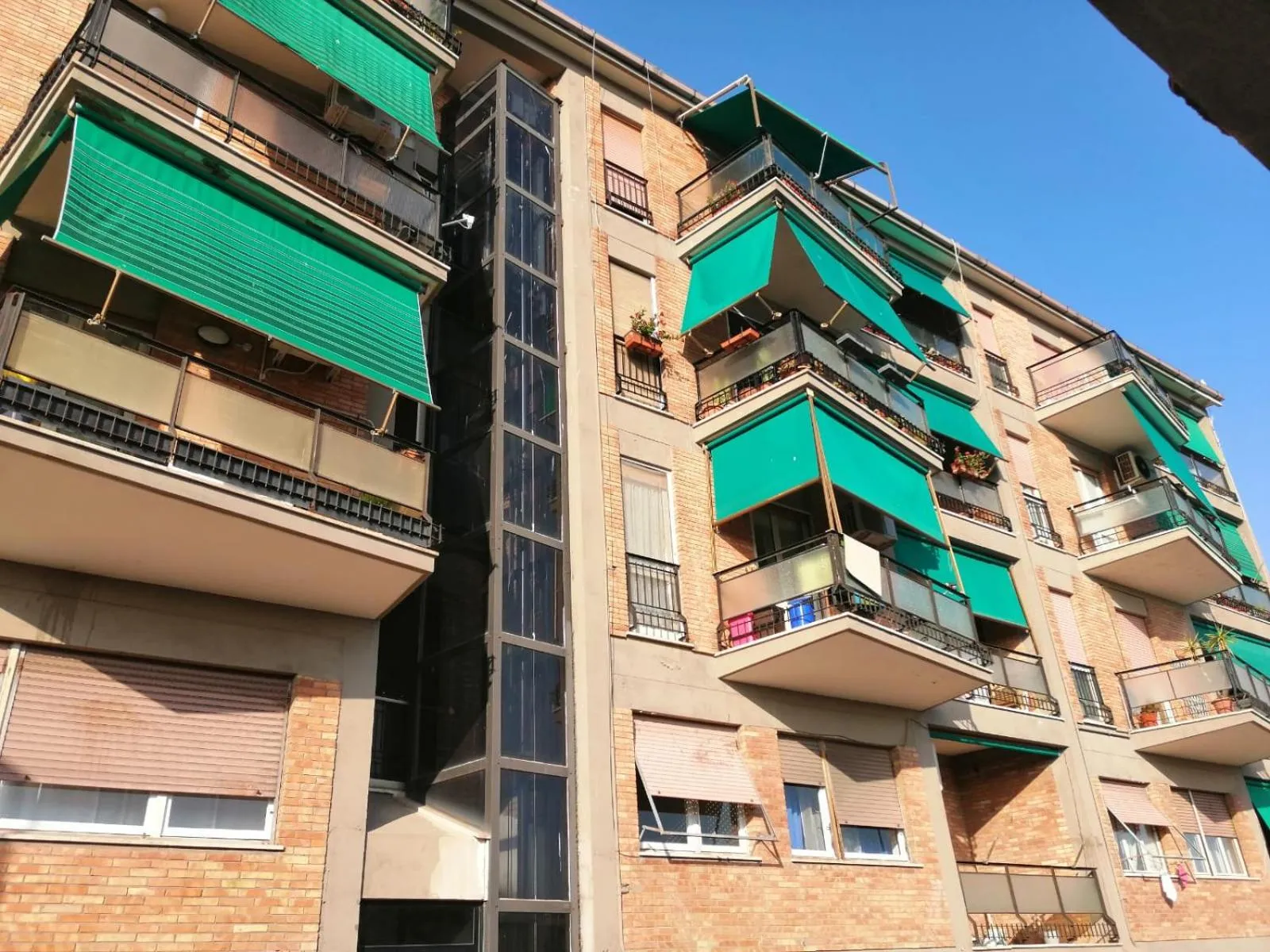 Property building in Be Your Home - Guest House Colors