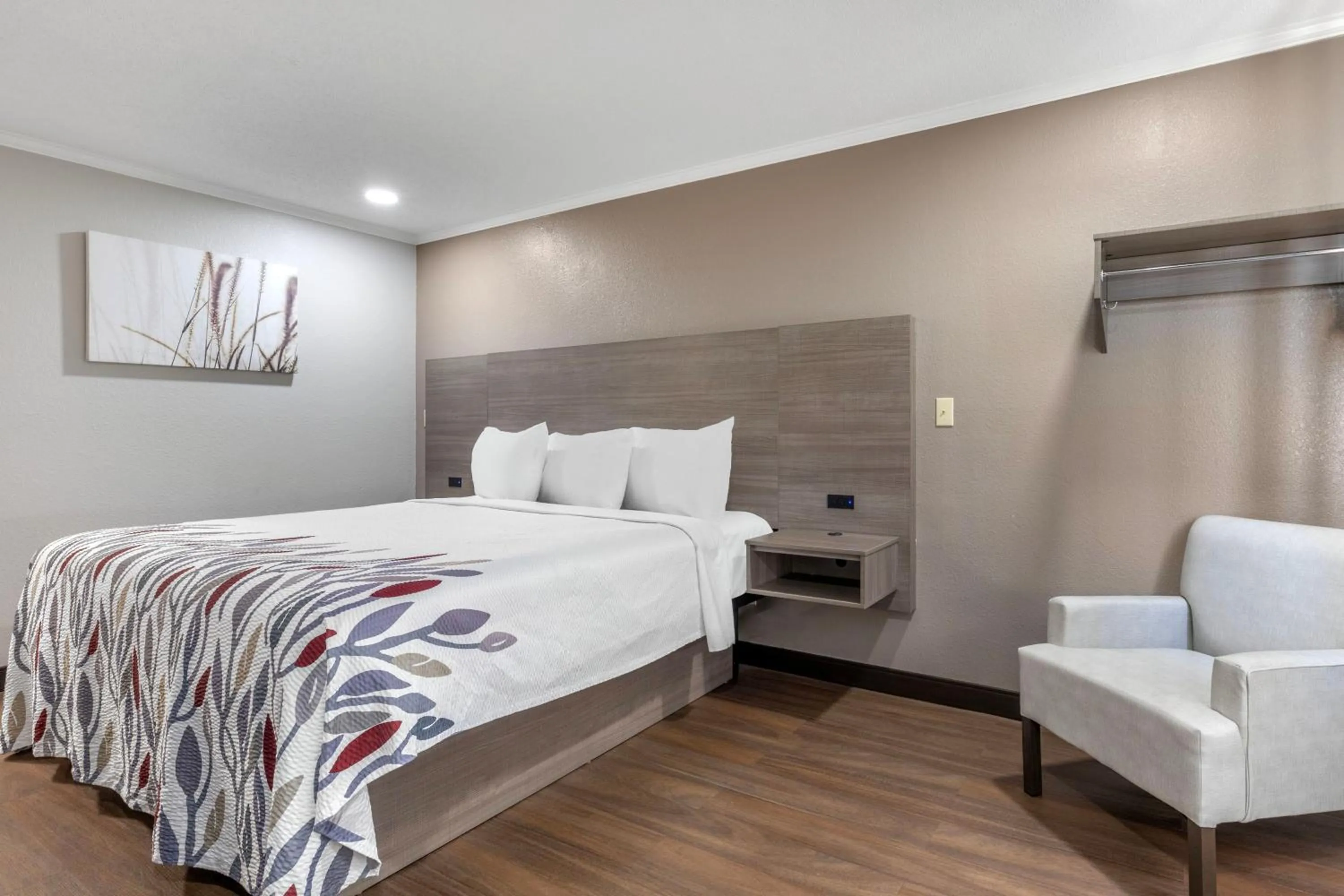 Bedroom, Bed in Red Roof Inn Suffolk