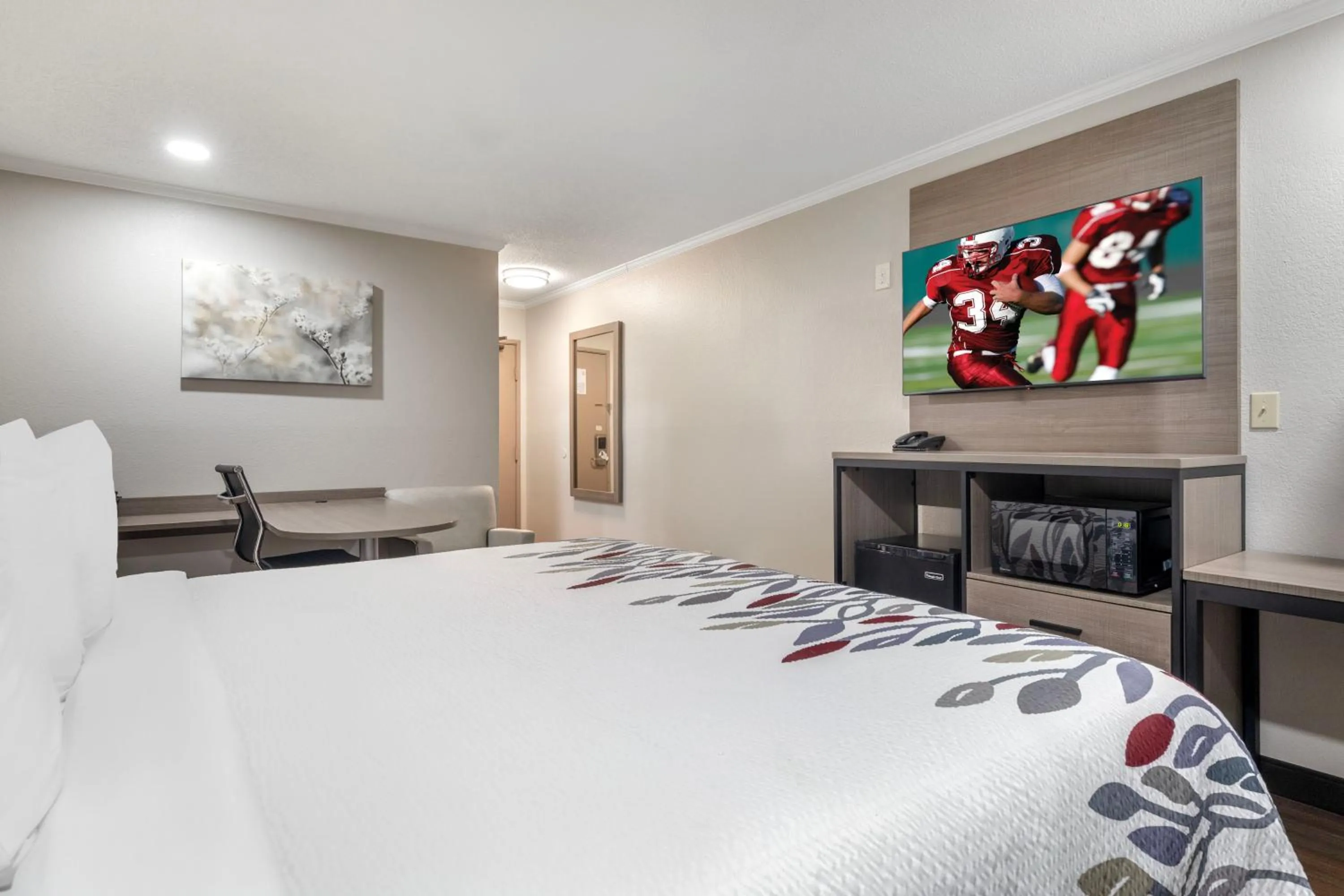 Bedroom, Bed in Red Roof Inn Suffolk