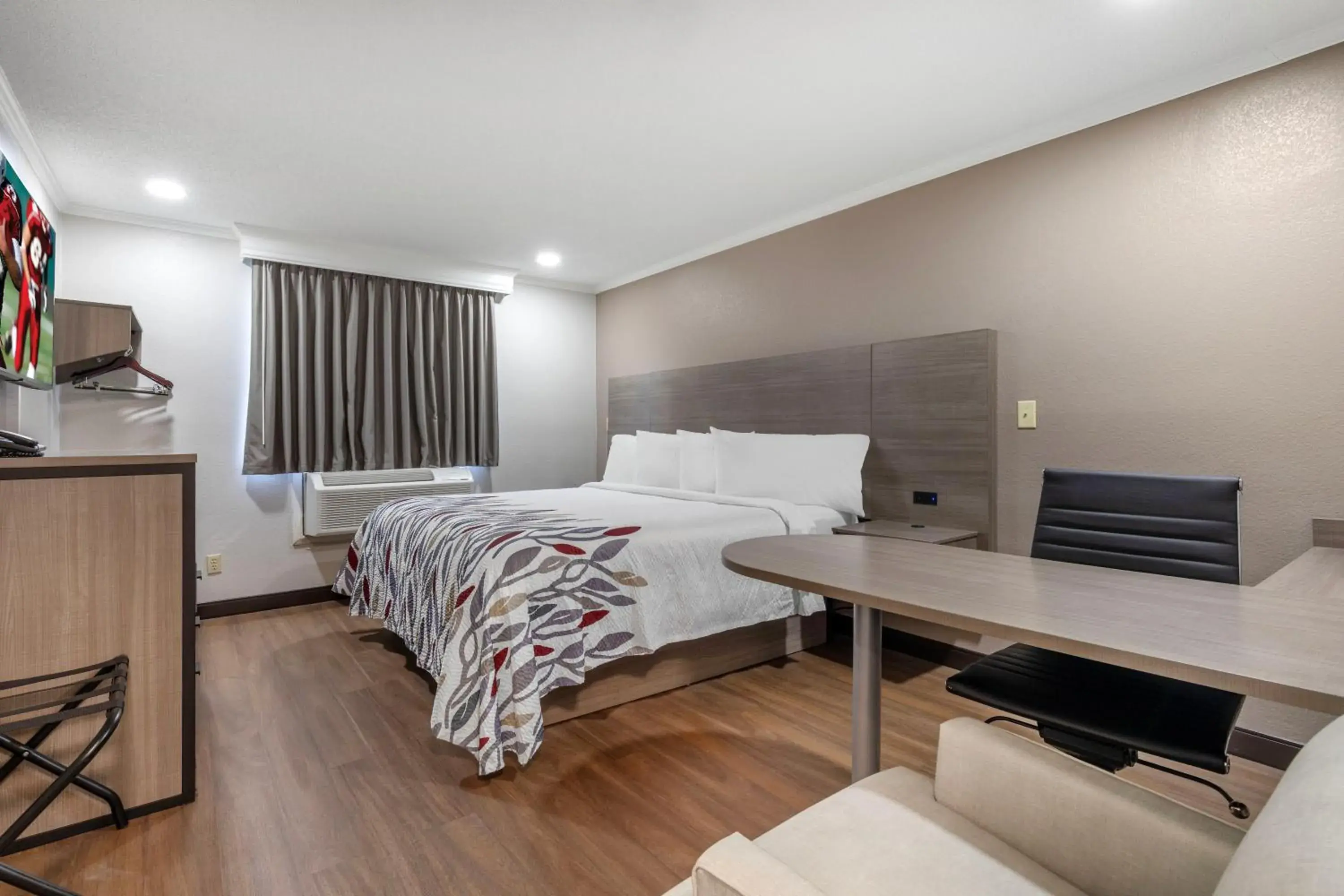 Bedroom, Bed in Red Roof Inn Suffolk Bedroom, Bed in Red Roof Inn Suffolk