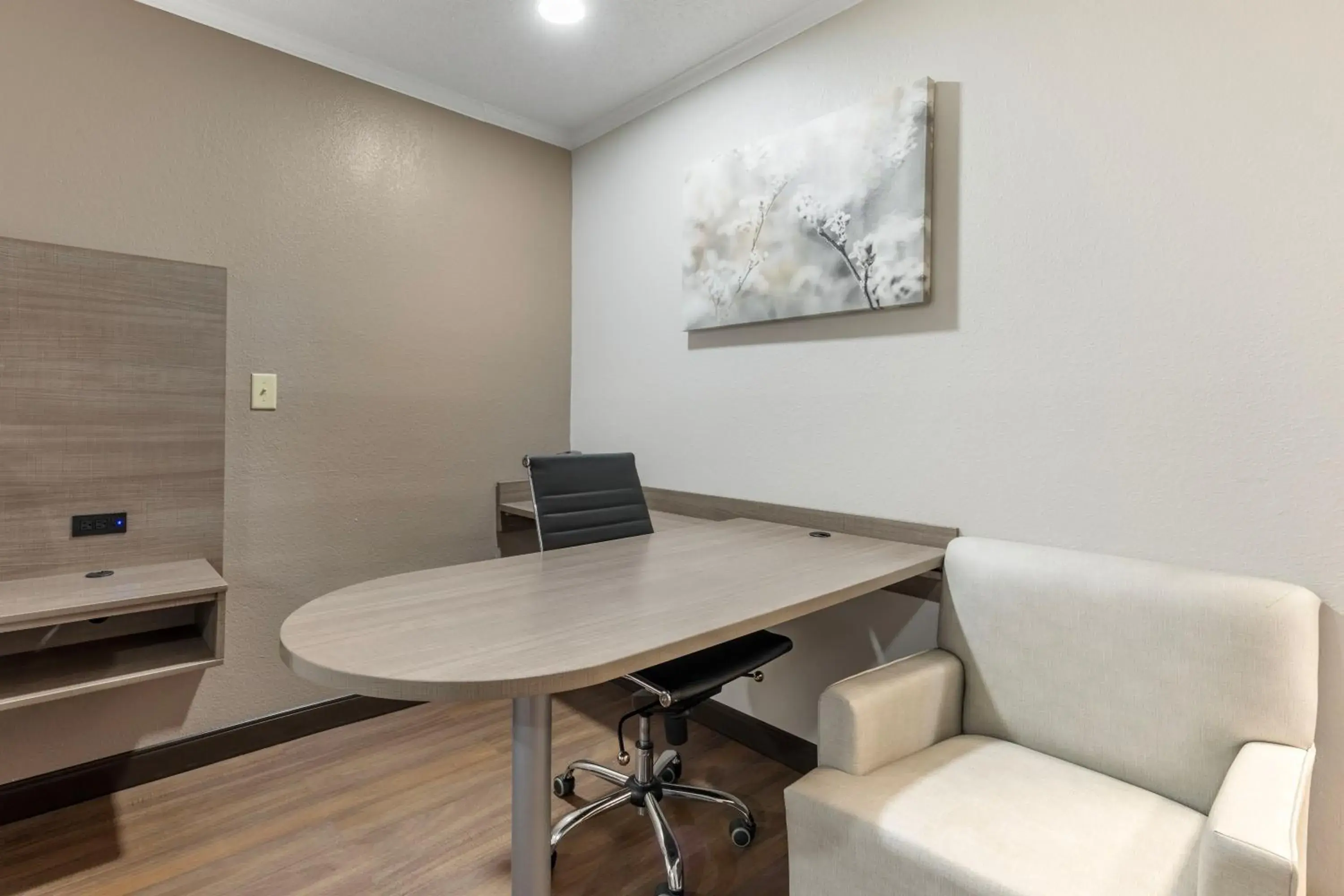 Bedroom in Red Roof Inn Suffolk Bedroom in Red Roof Inn Suffolk