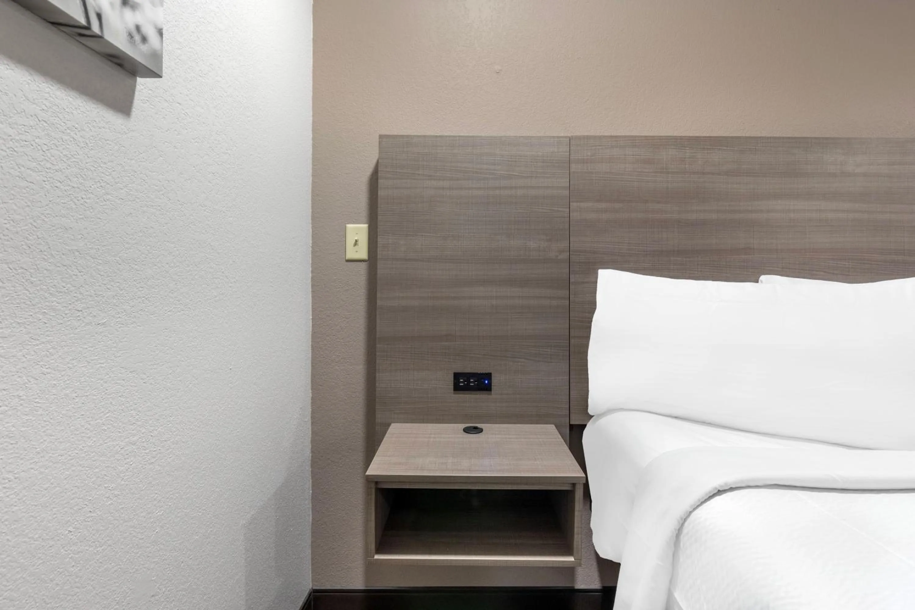 Bedroom, Bed in Red Roof Inn Suffolk