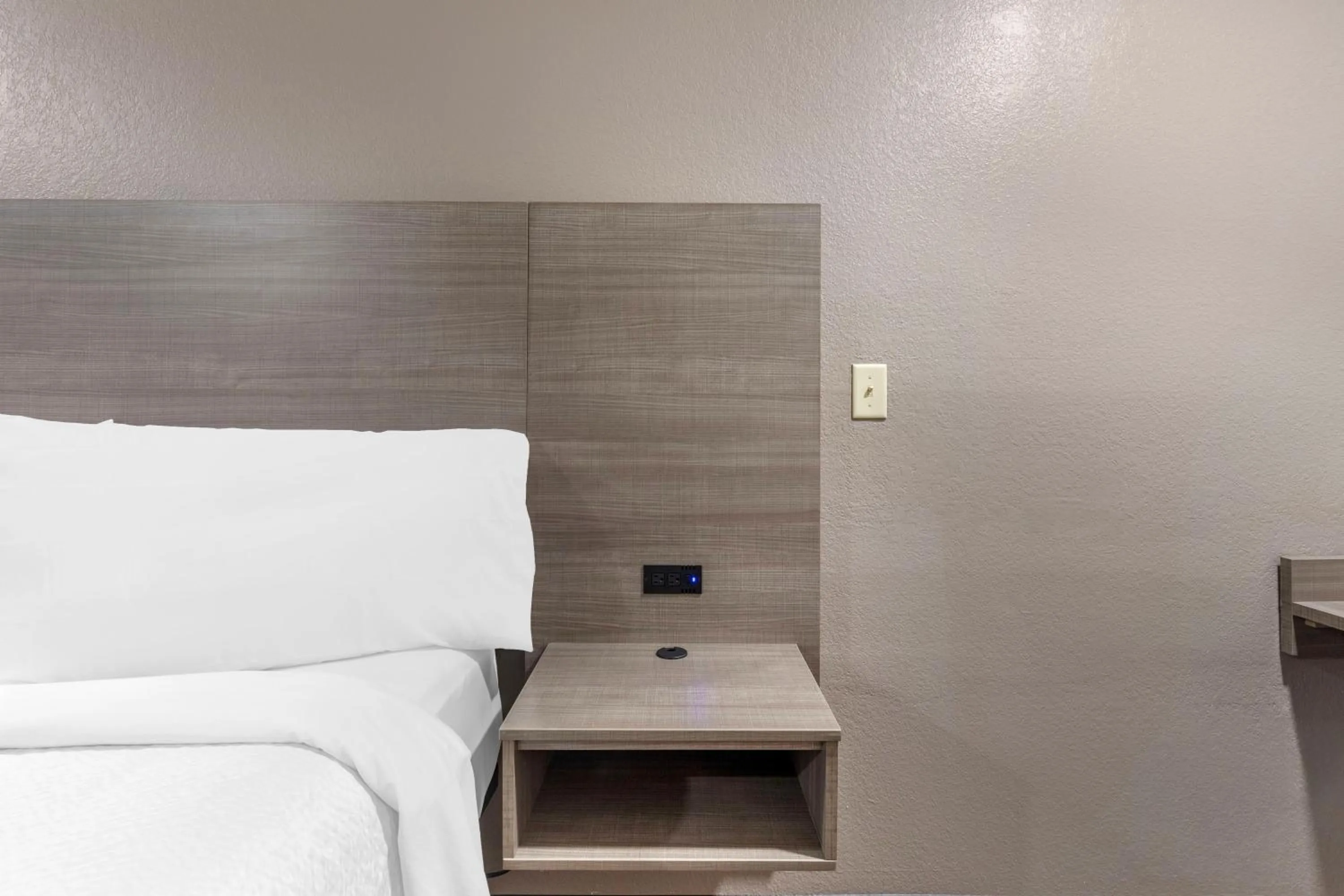 Bedroom, Bed in Red Roof Inn Suffolk