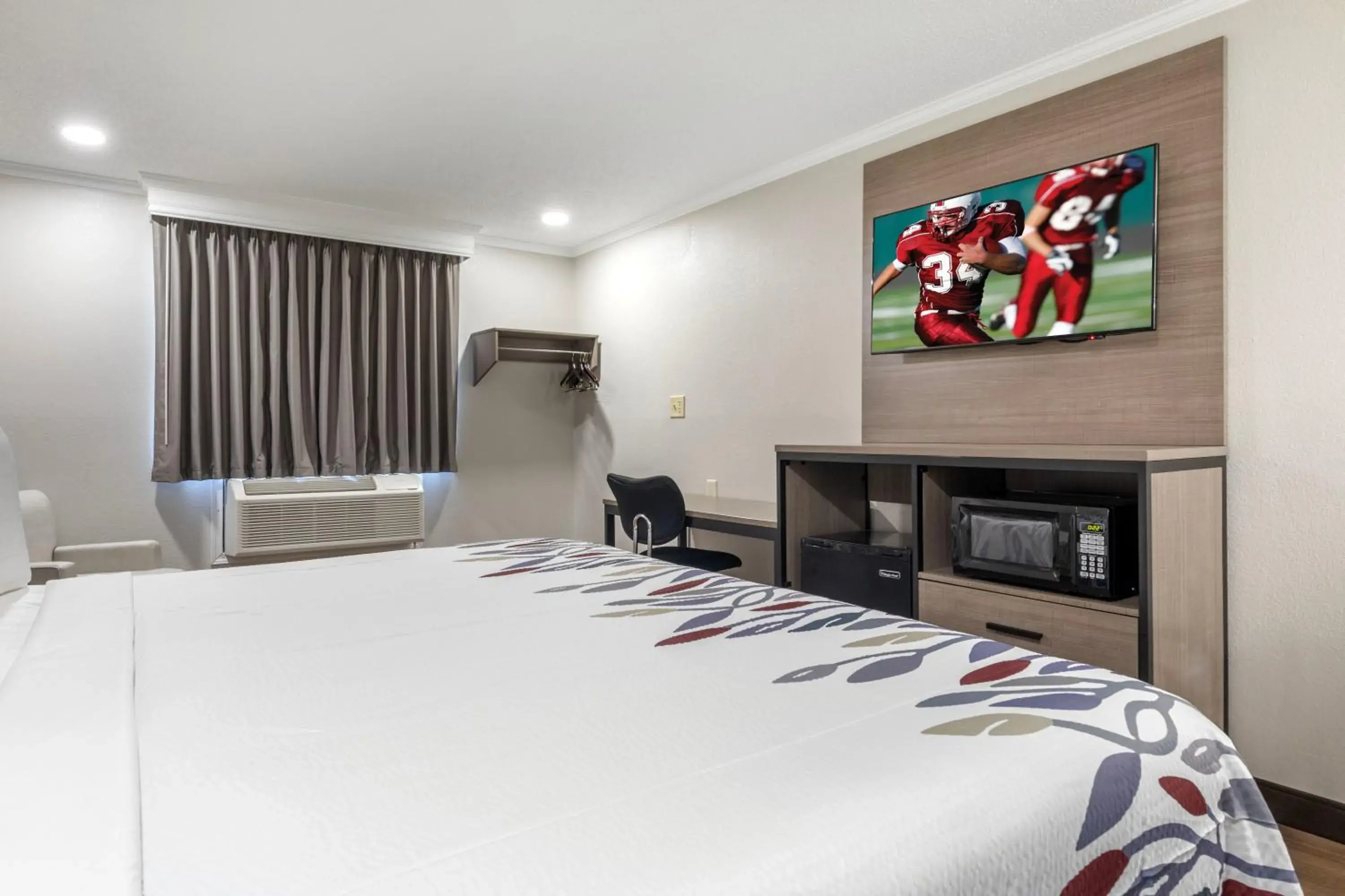 Bedroom, Bed in Red Roof Inn Suffolk Bedroom, Bed in Red Roof Inn Suffolk