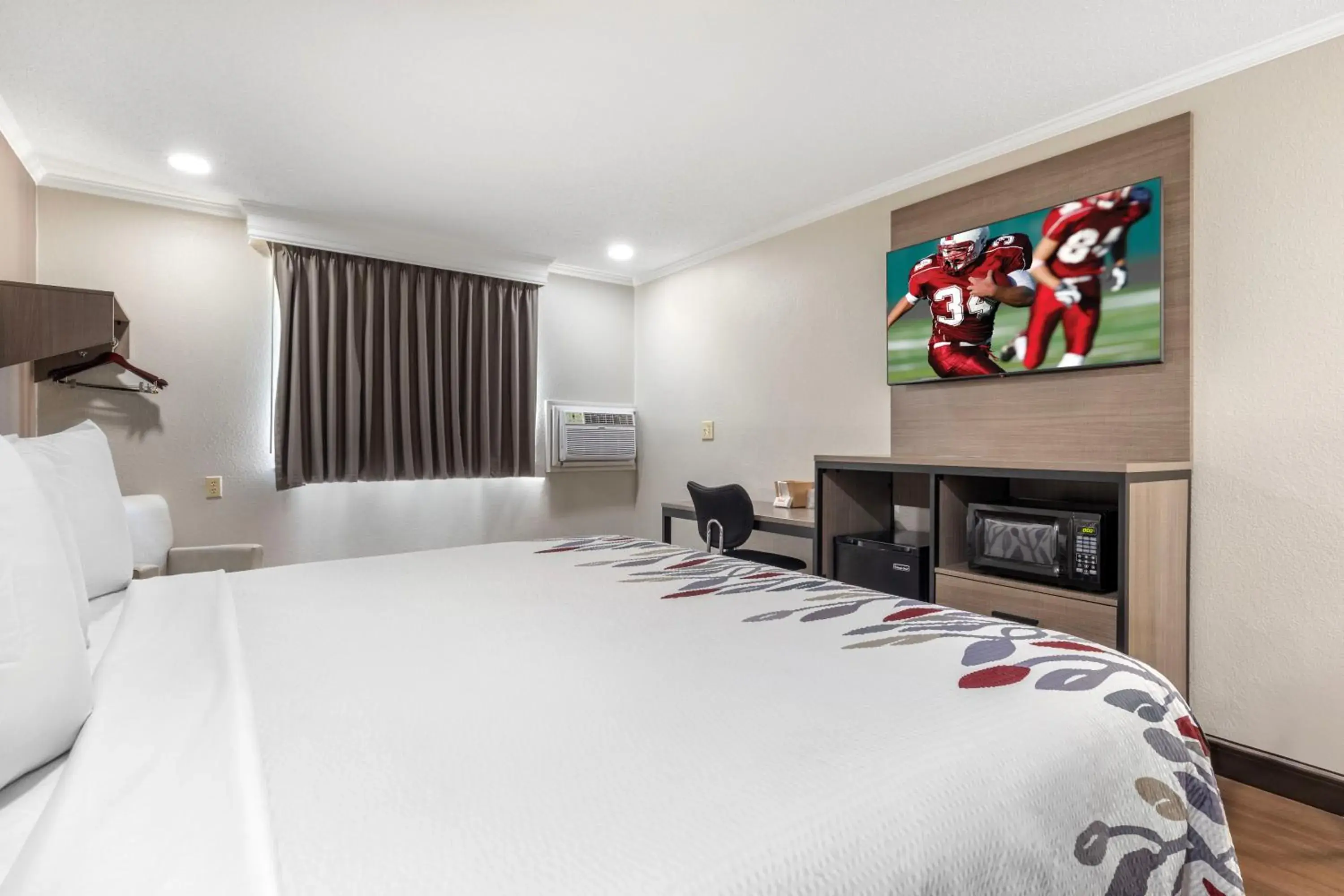 Deluxe King Room River View Non-Smoking in Red Roof Inn Suffolk Deluxe King Room River View Non-Smoking in Red Roof Inn Suffolk