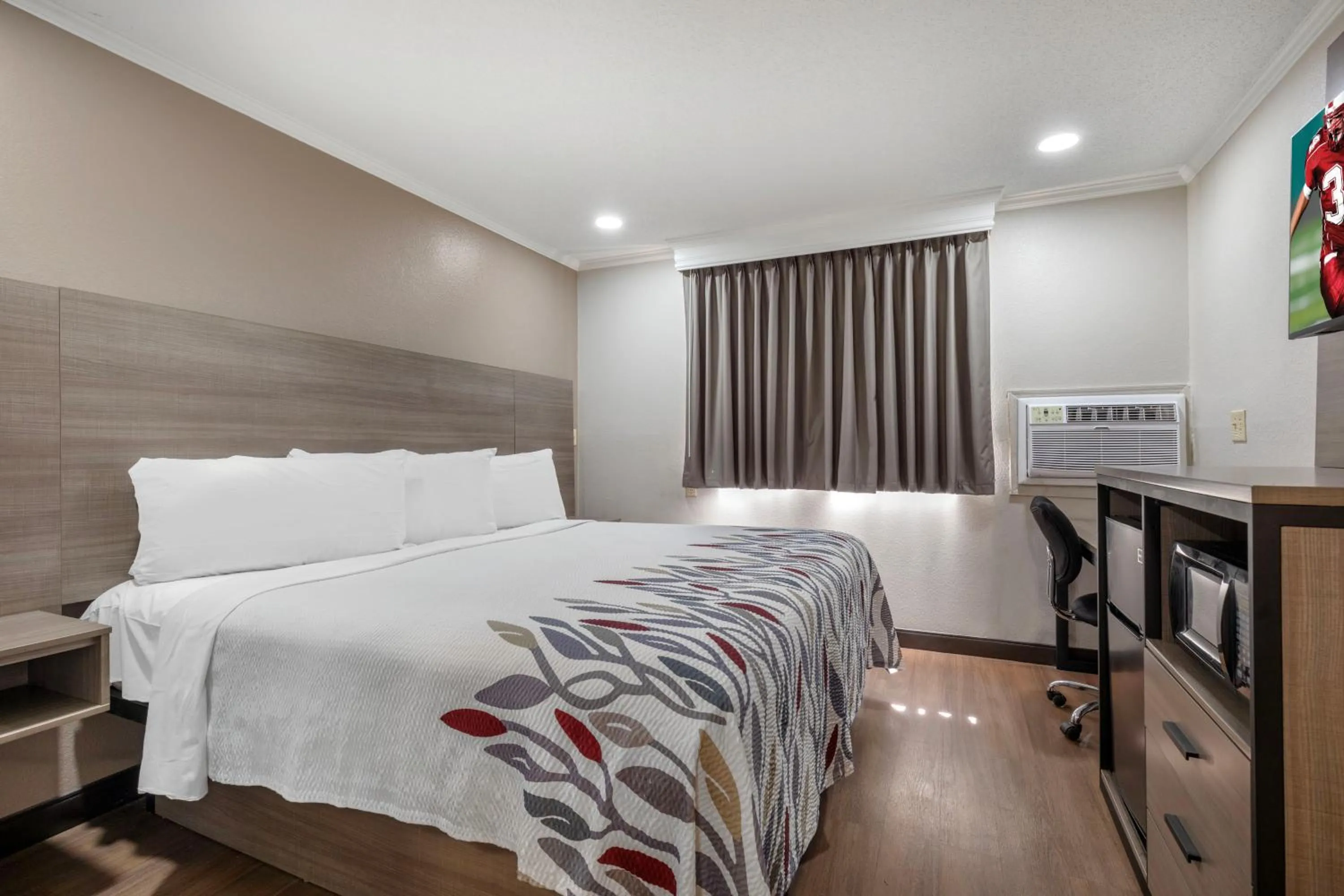 Bedroom, Bed in Red Roof Inn Suffolk