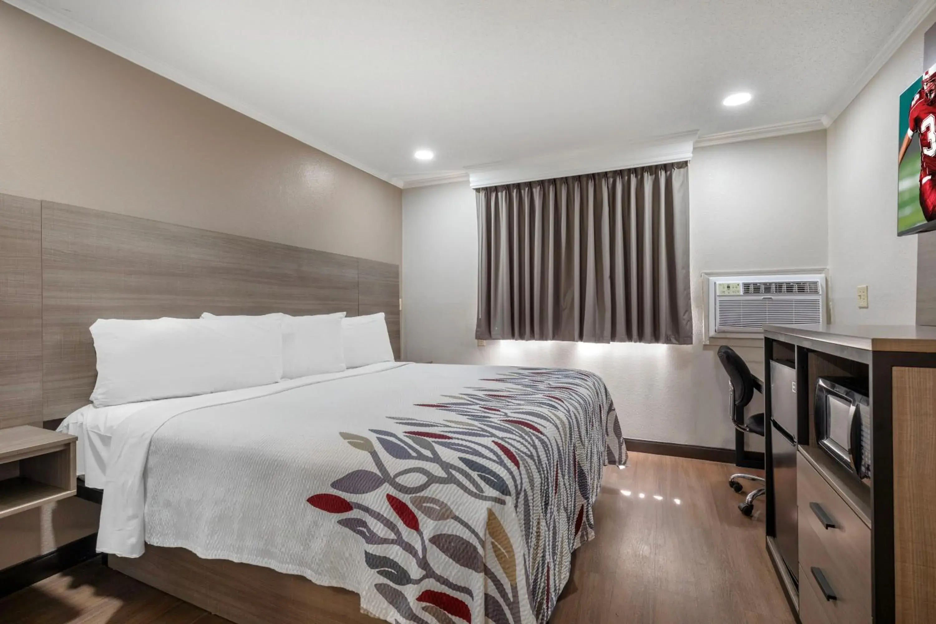 Bedroom, Bed in Red Roof Inn Suffolk Bedroom, Bed in Red Roof Inn Suffolk