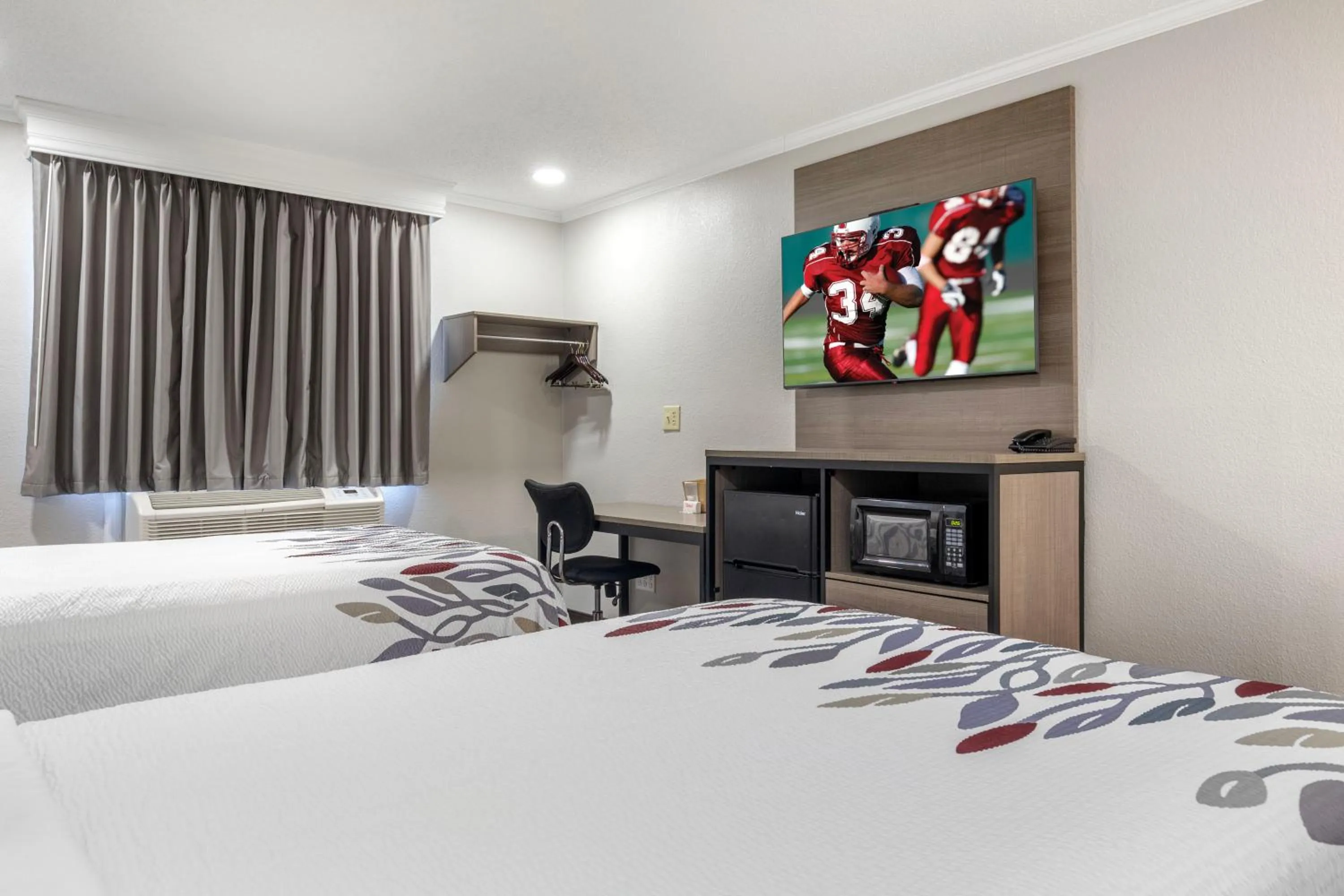 Bedroom, Bed in Red Roof Inn Suffolk