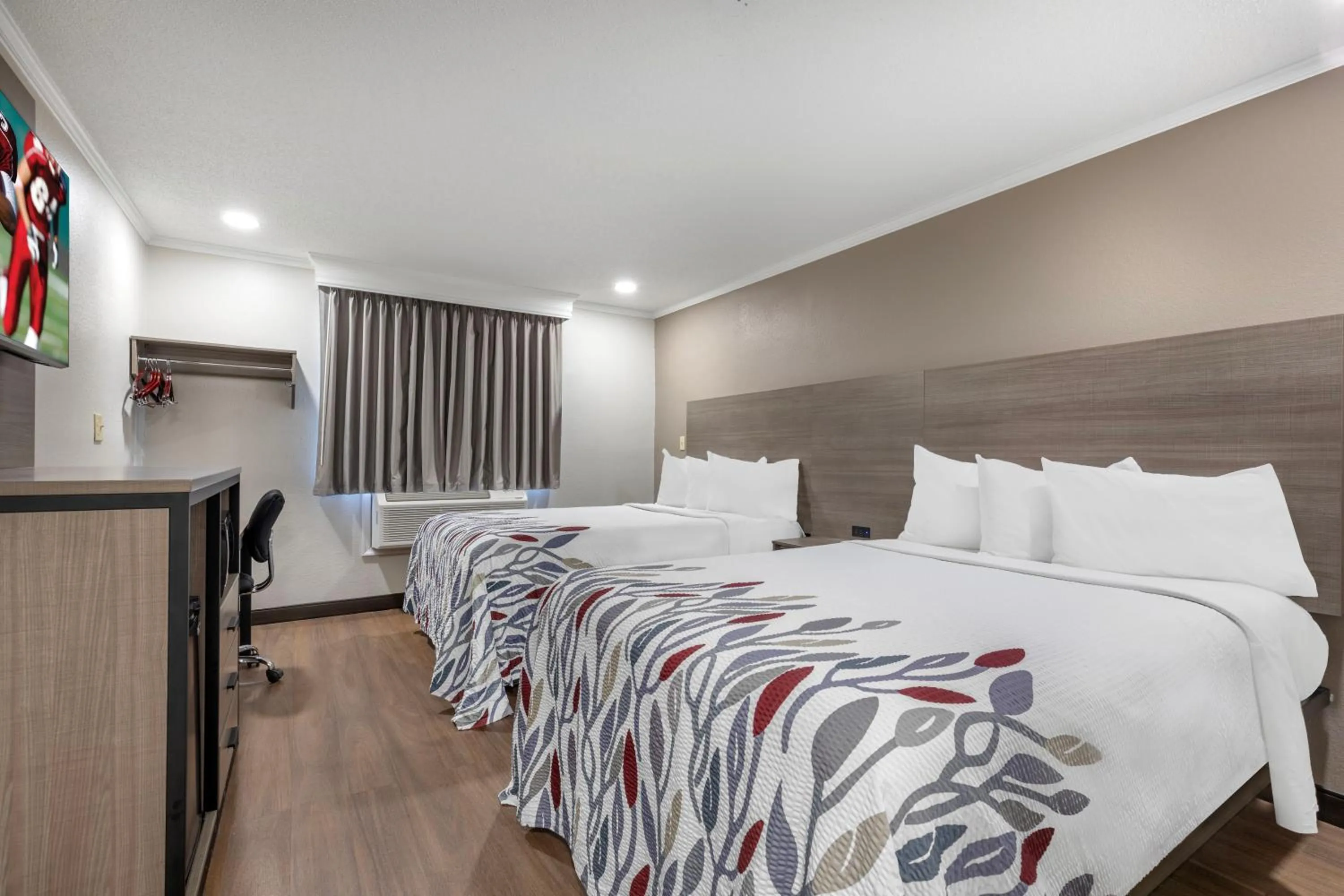 Bedroom, Bed in Red Roof Inn Suffolk