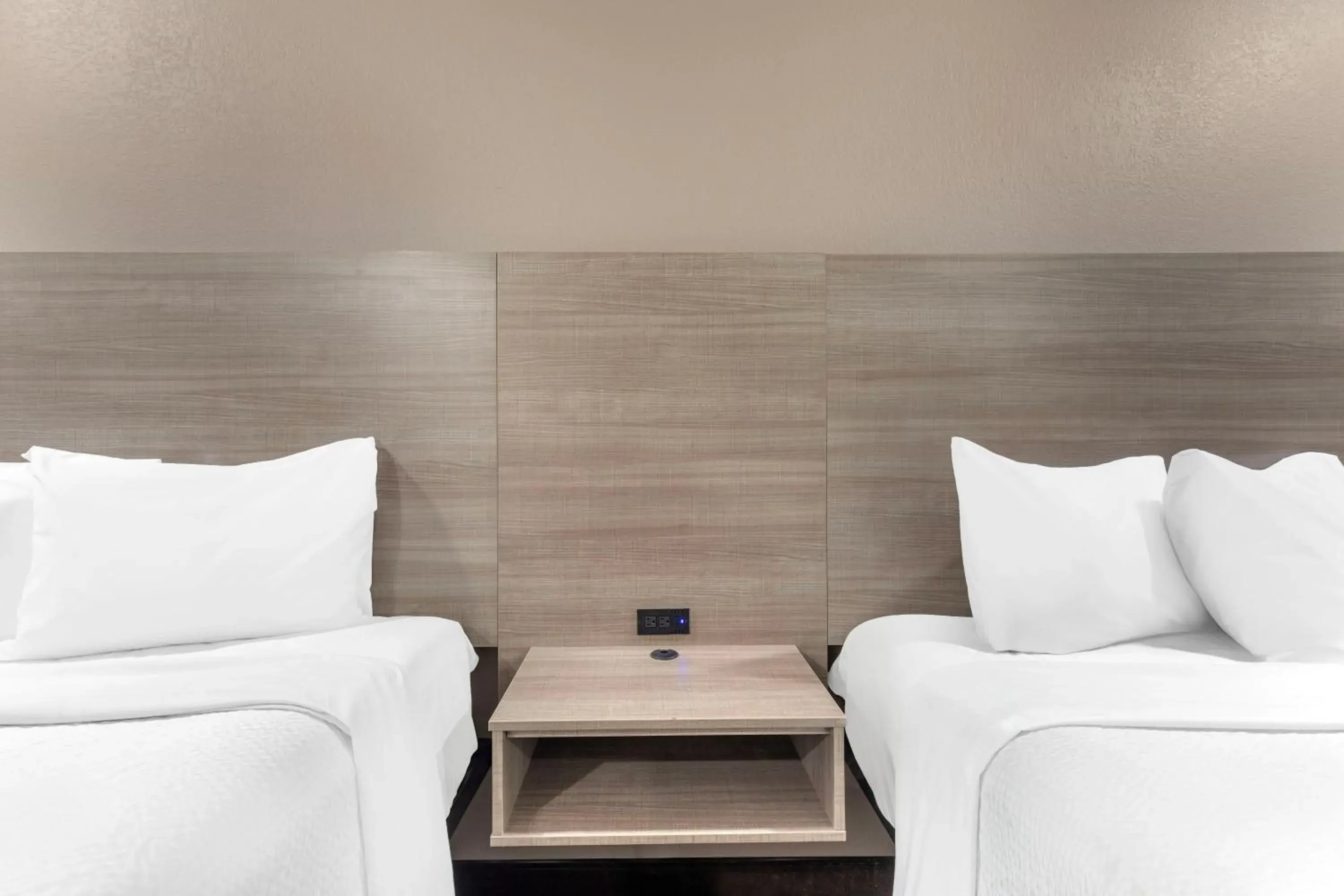 Bedroom, Bed in Red Roof Inn Suffolk Bedroom, Bed in Red Roof Inn Suffolk