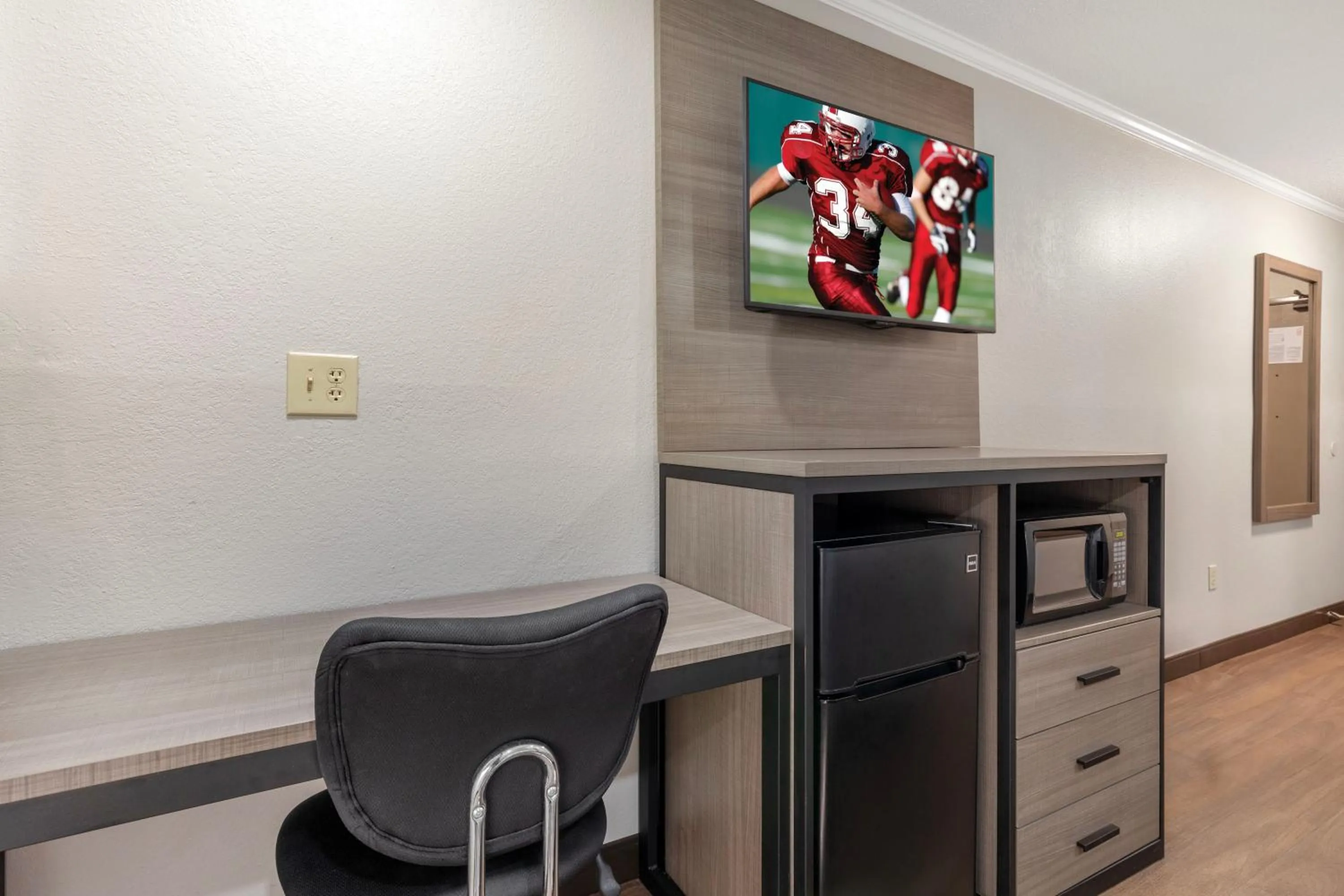 Bedroom in Red Roof Inn Suffolk