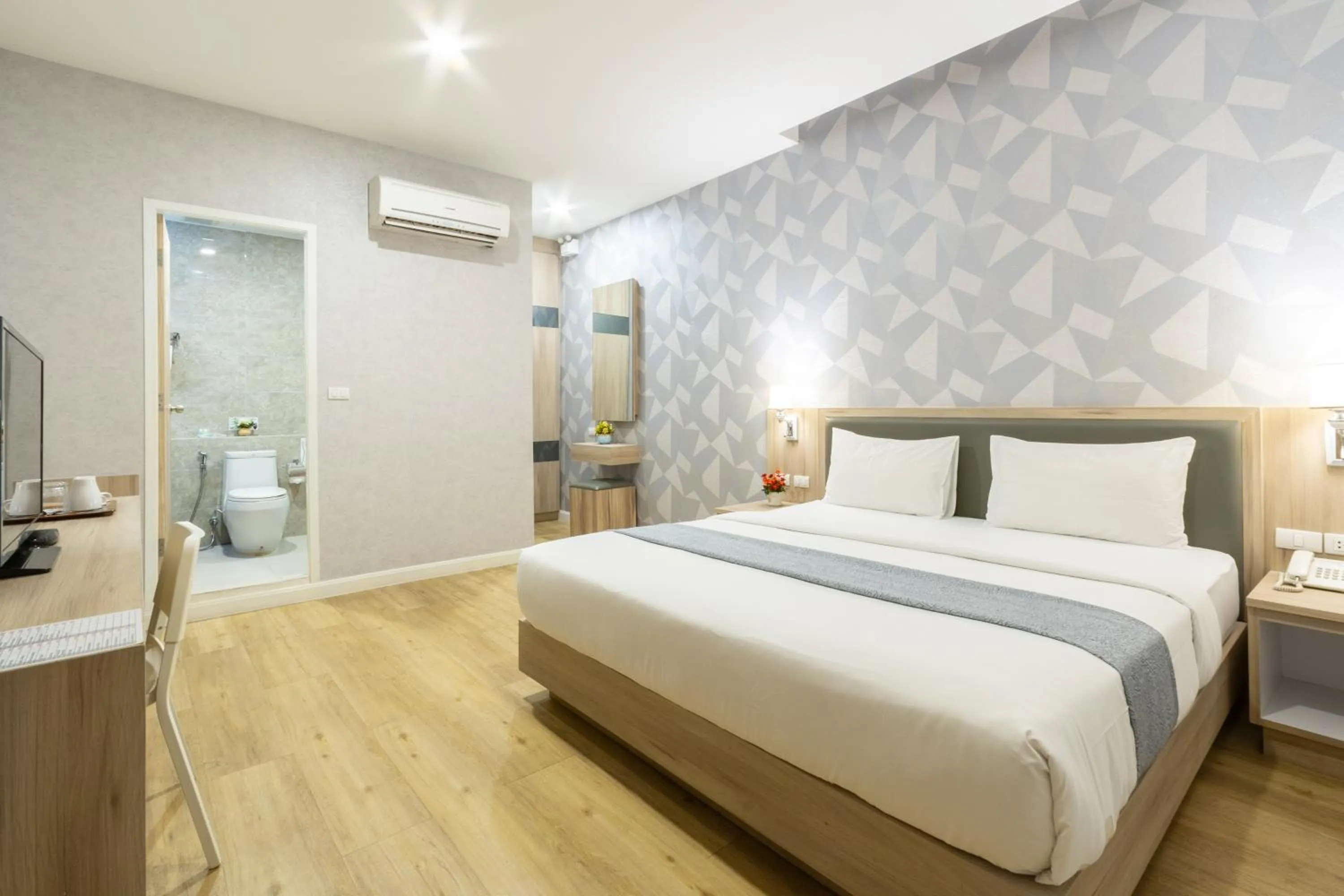 Bedroom, Bed in Leela Orchid Hotel